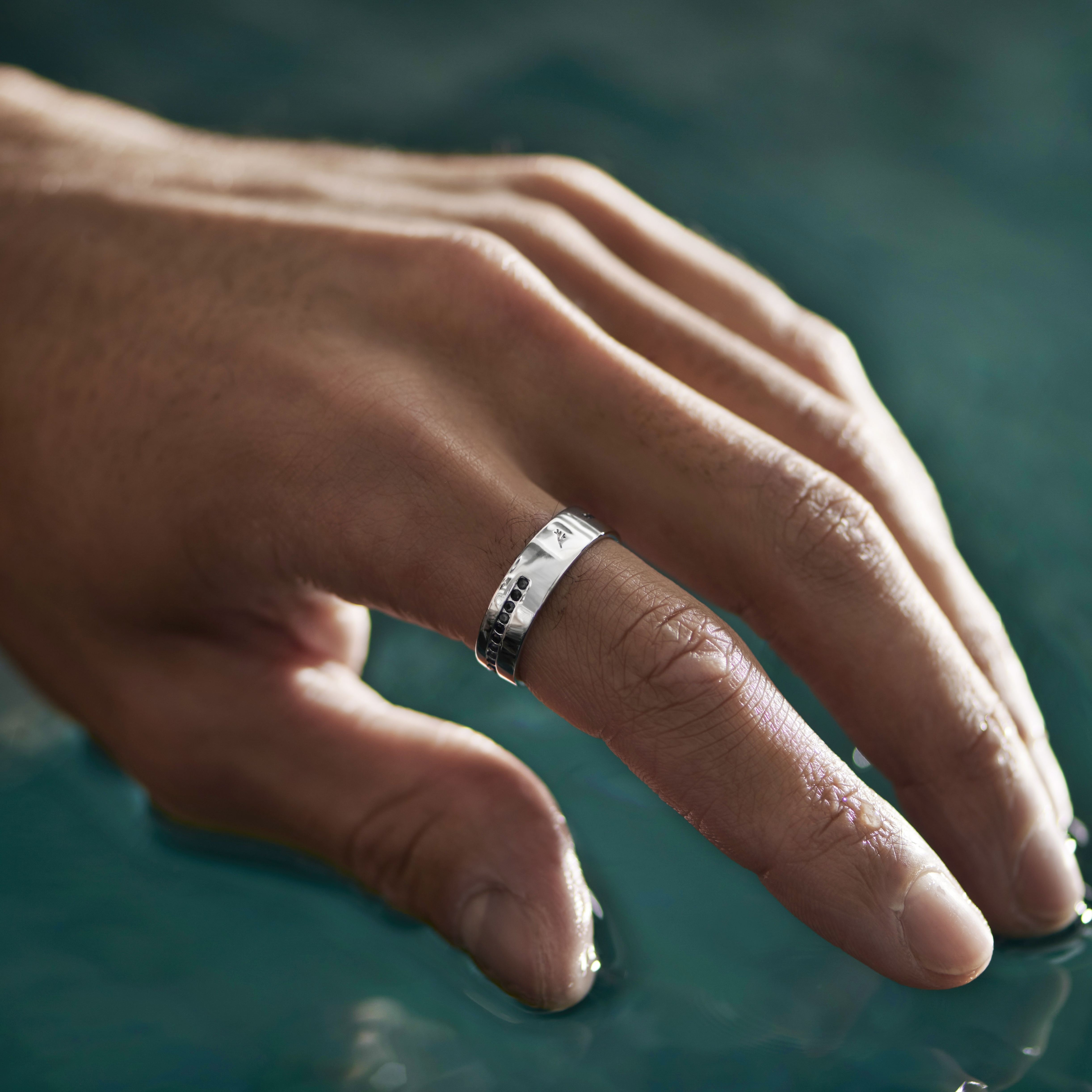 Adrian Ring aus 925er Sterlingsilber mit schwarzen Zirkonia-Steinen - 2