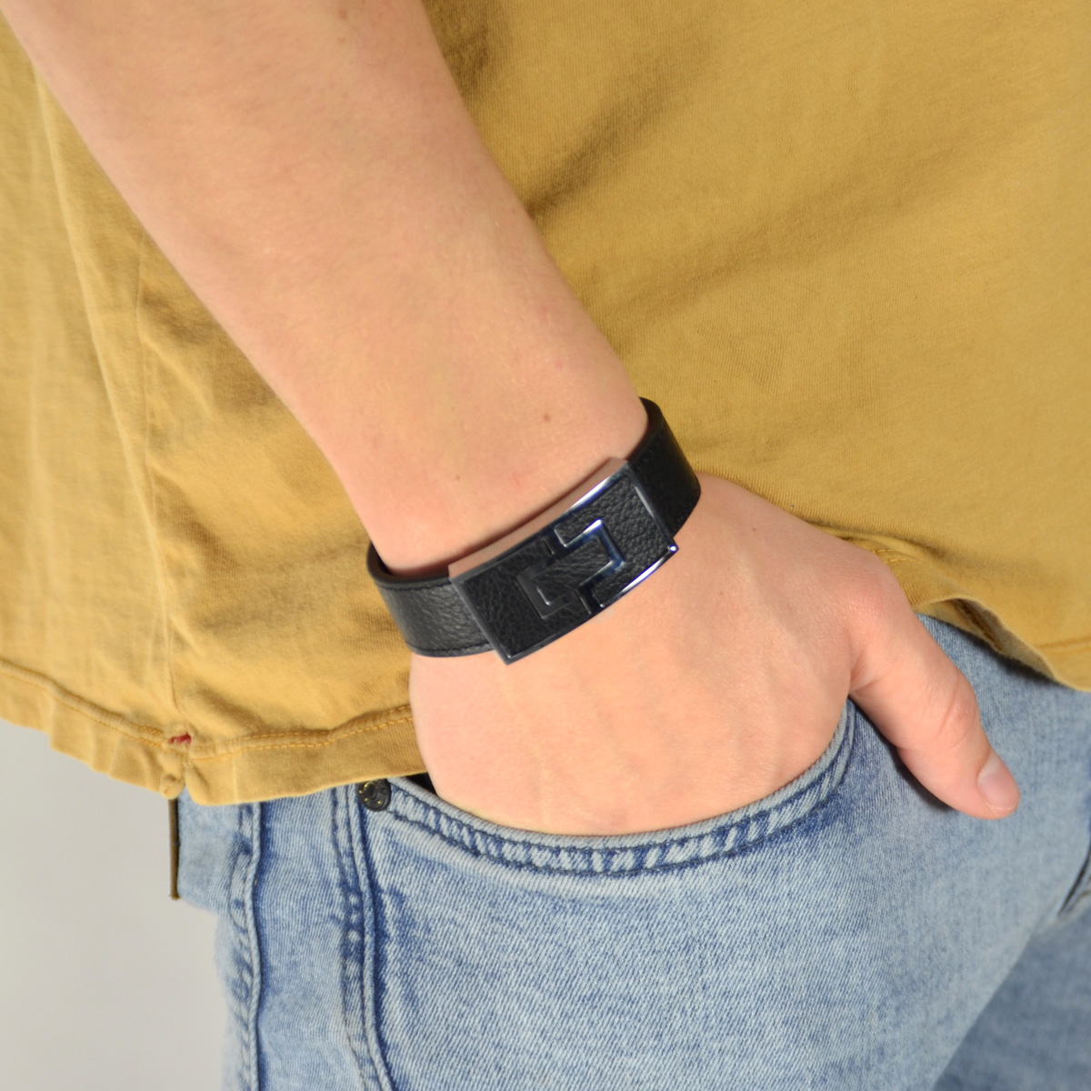 Musta Nahkaranneke Teräksisellä Kuviolla V2 - 3