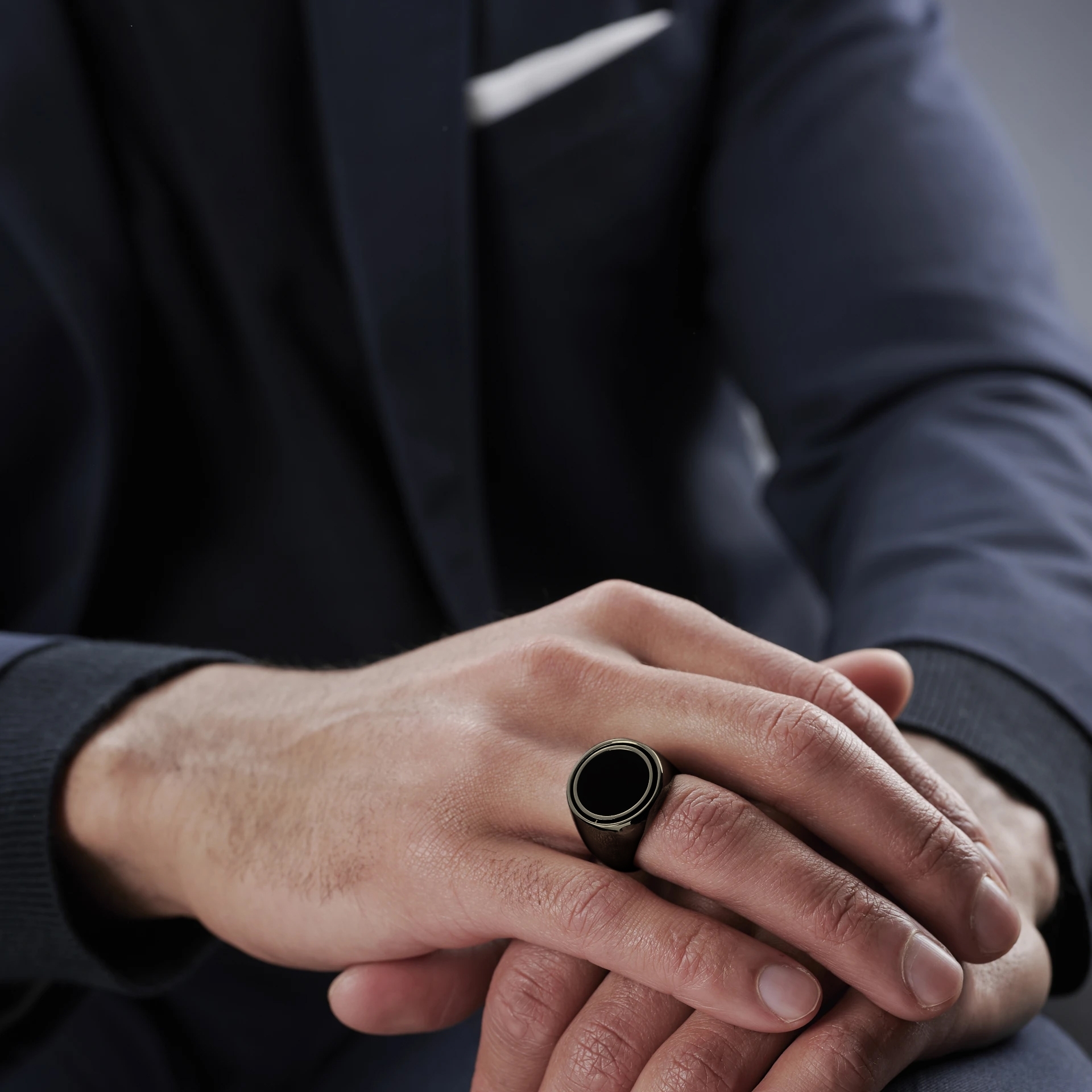 Makt | Obracający się sygnet ze spiżowo-czarnej stali nierdzewnej i czarnego onyksu - 4