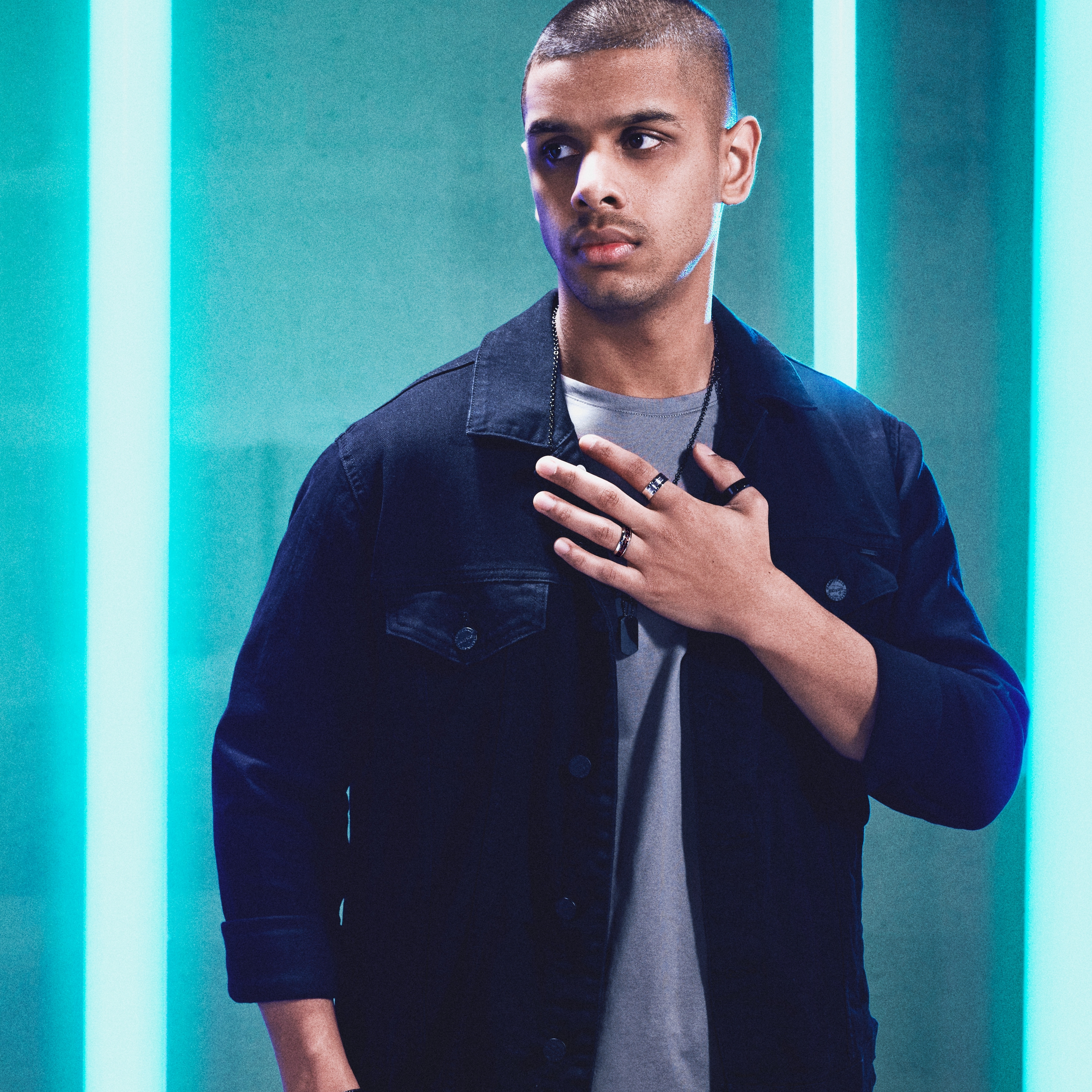 Ferrum | 8 mm flacher, silberfarbener Ring aus poliertem und gebürstetem Edelstahl mit zwei Rillen - 4