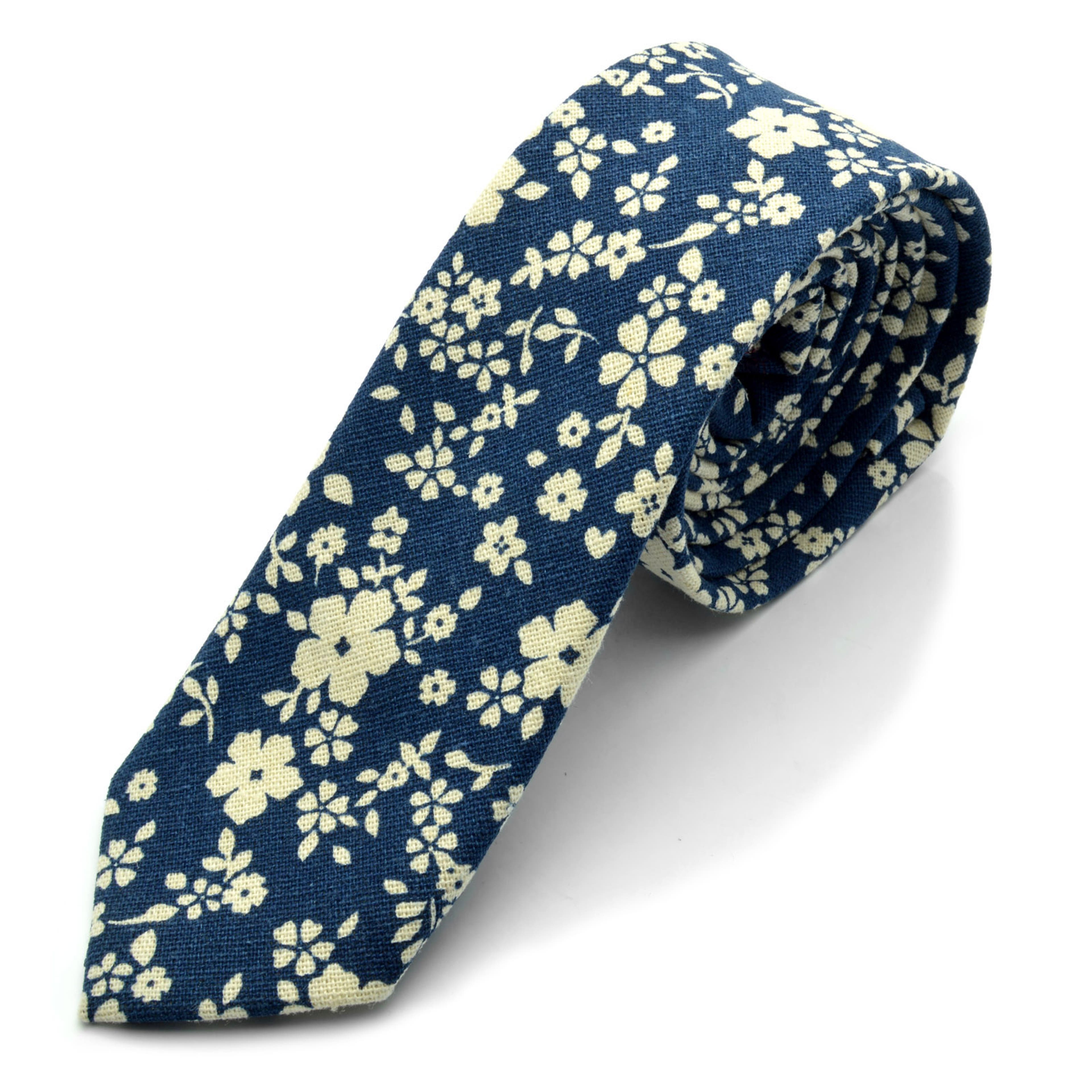 Blaue Krawatte mit Blumenmuster 