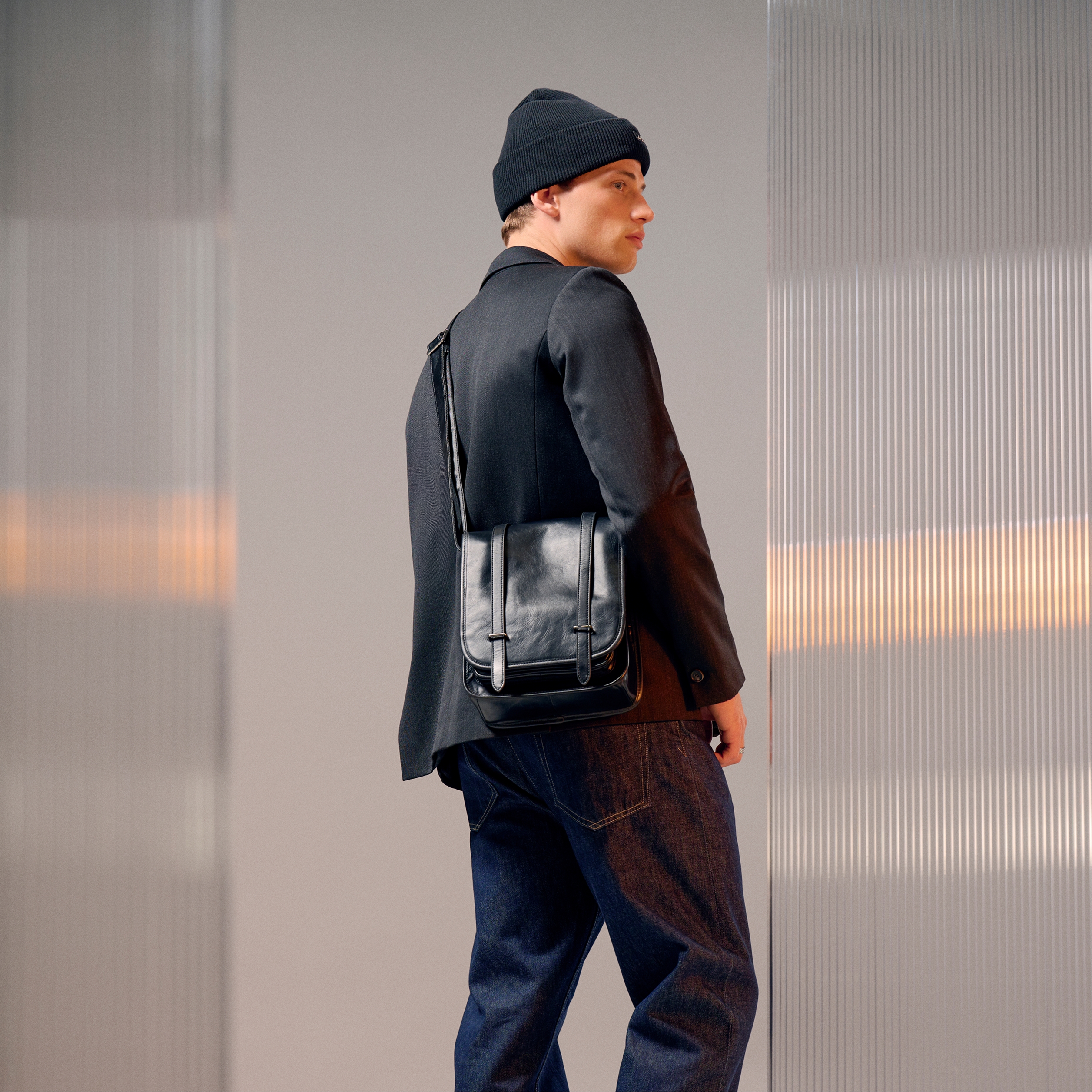 Черна кожена чанта за през рамо - 2