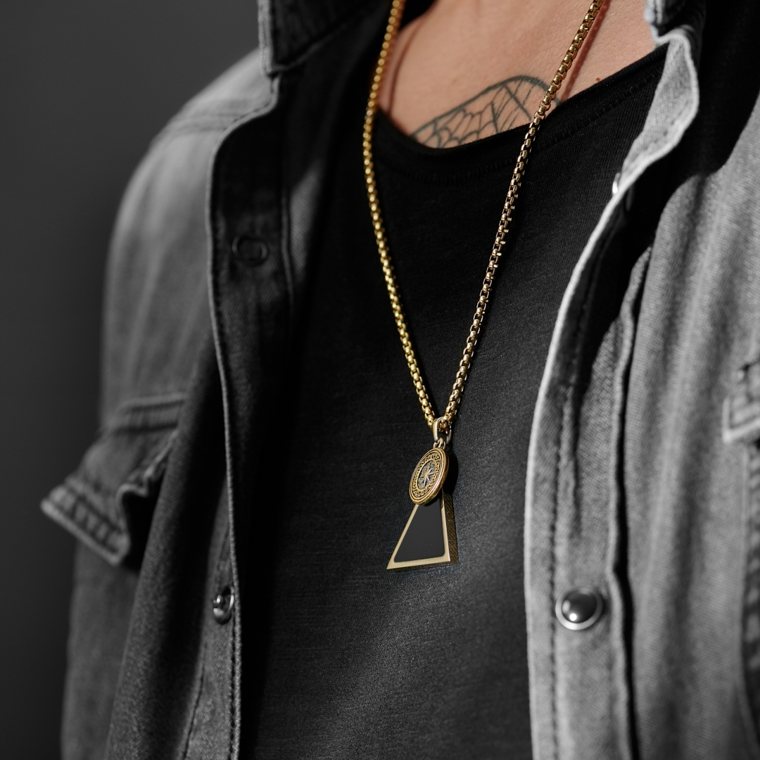 Orisun | Colar Dourado com Pendente Triangular em Ónix Preto - 2