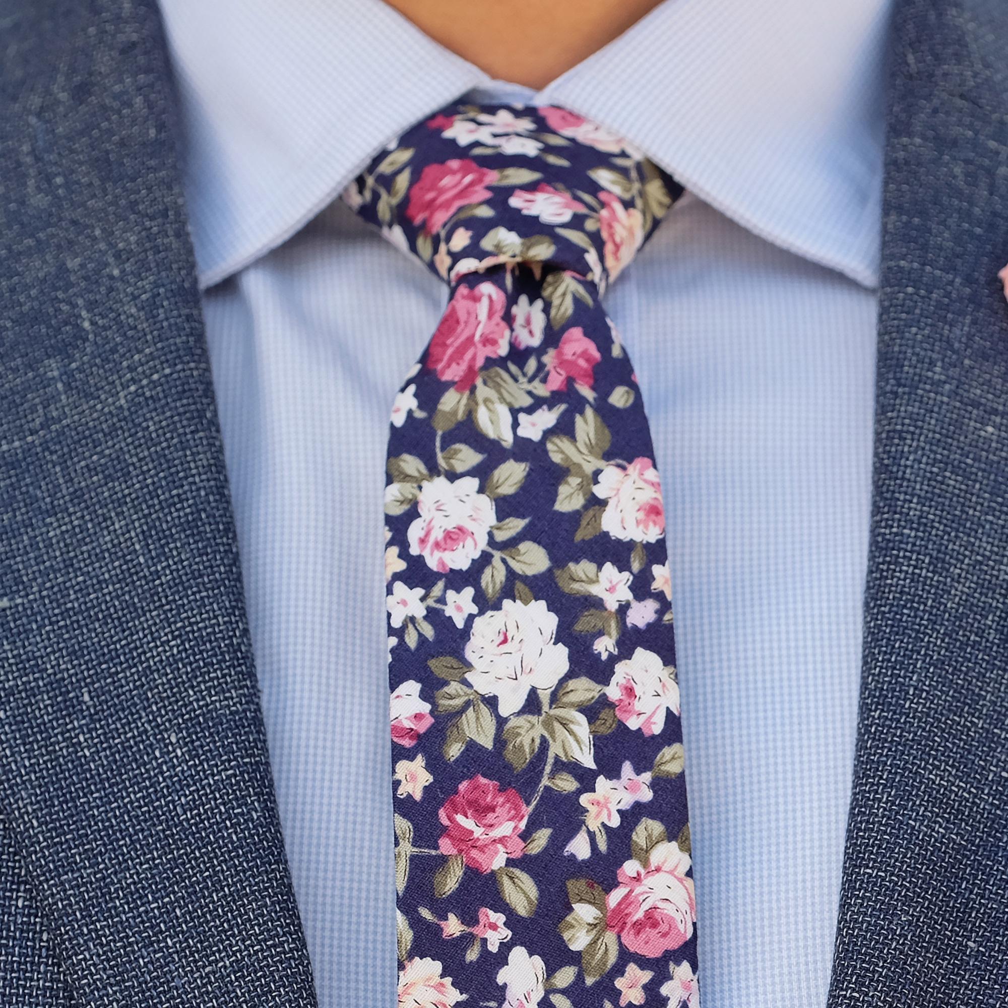 Corbata azul oscuro con flores | ¡En stock! | Bohemian Revolt