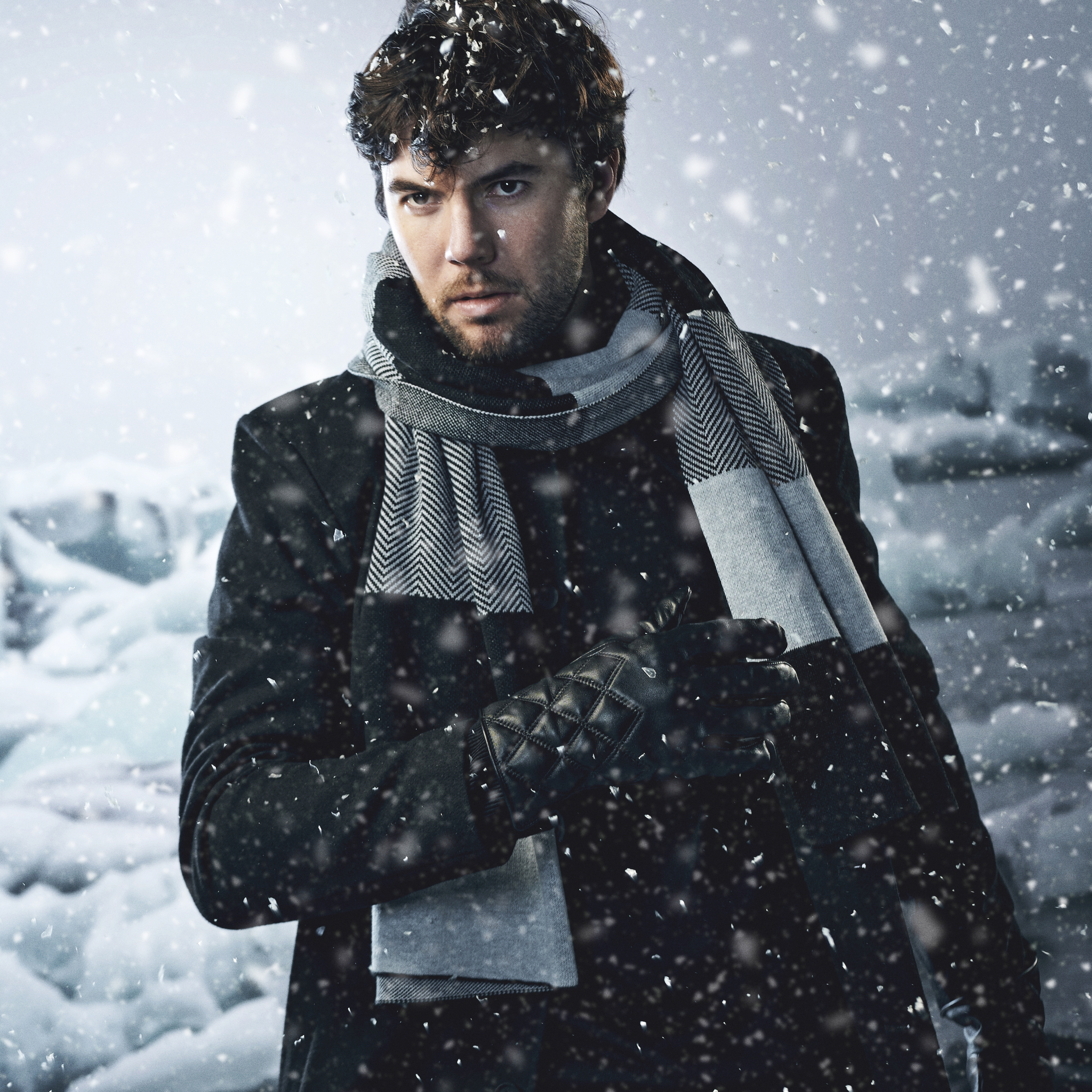 Čierno-sivý prúžkovaný šál z recyklovanej bavlny - 4