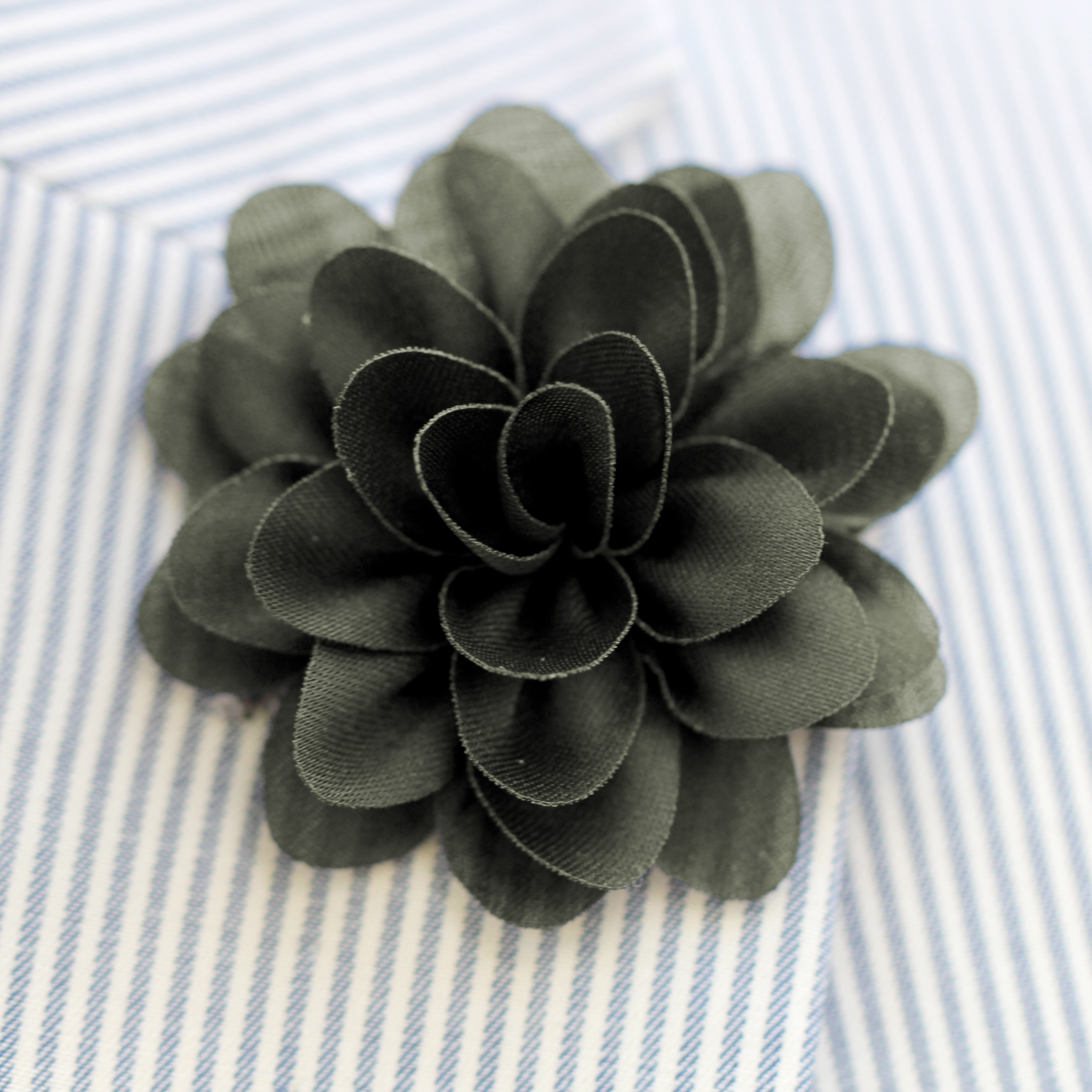 Tmavo zelená kvetina do klopy - 3