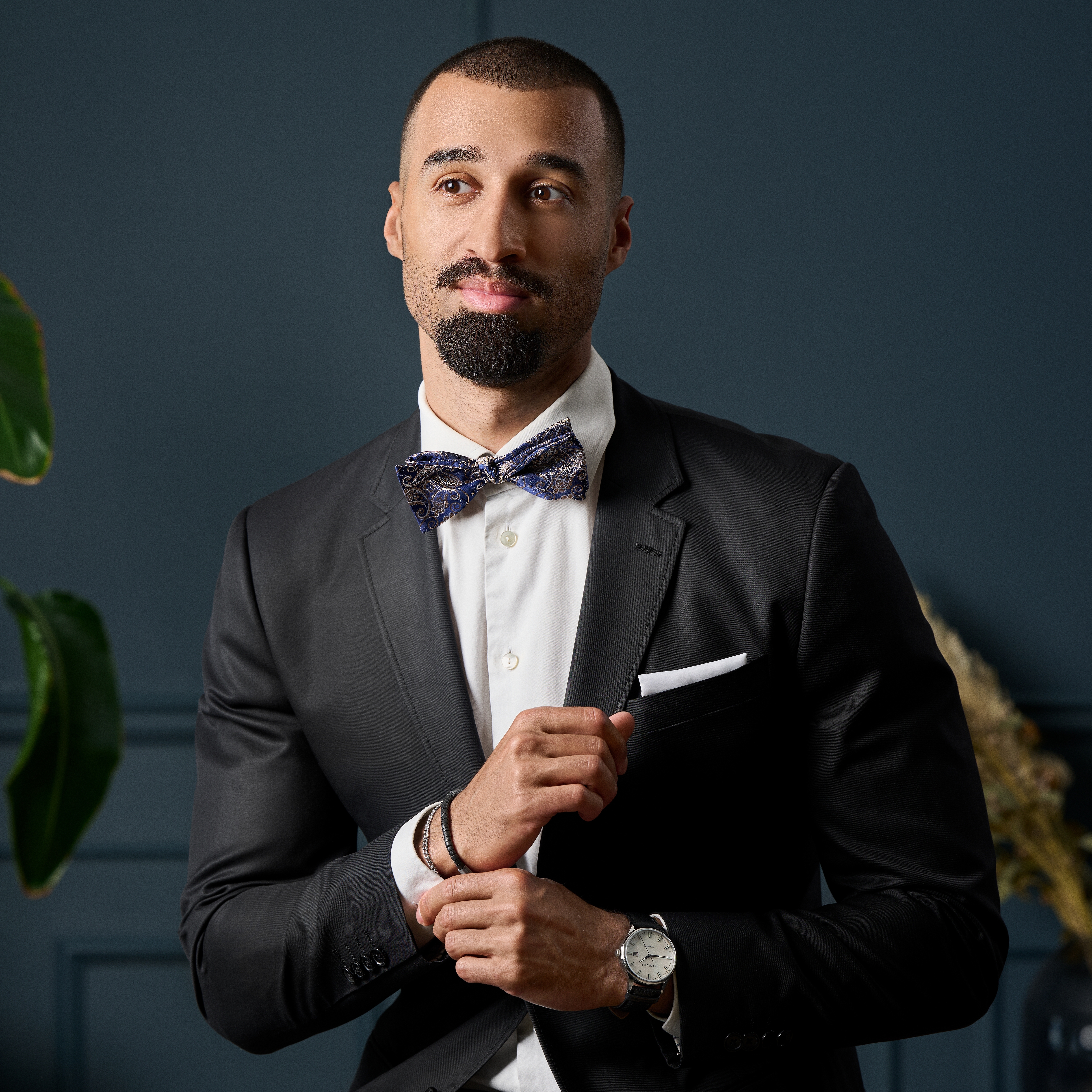 Копринена папийонка за самозавързване със сини и златисти пейсли мотиви - 4