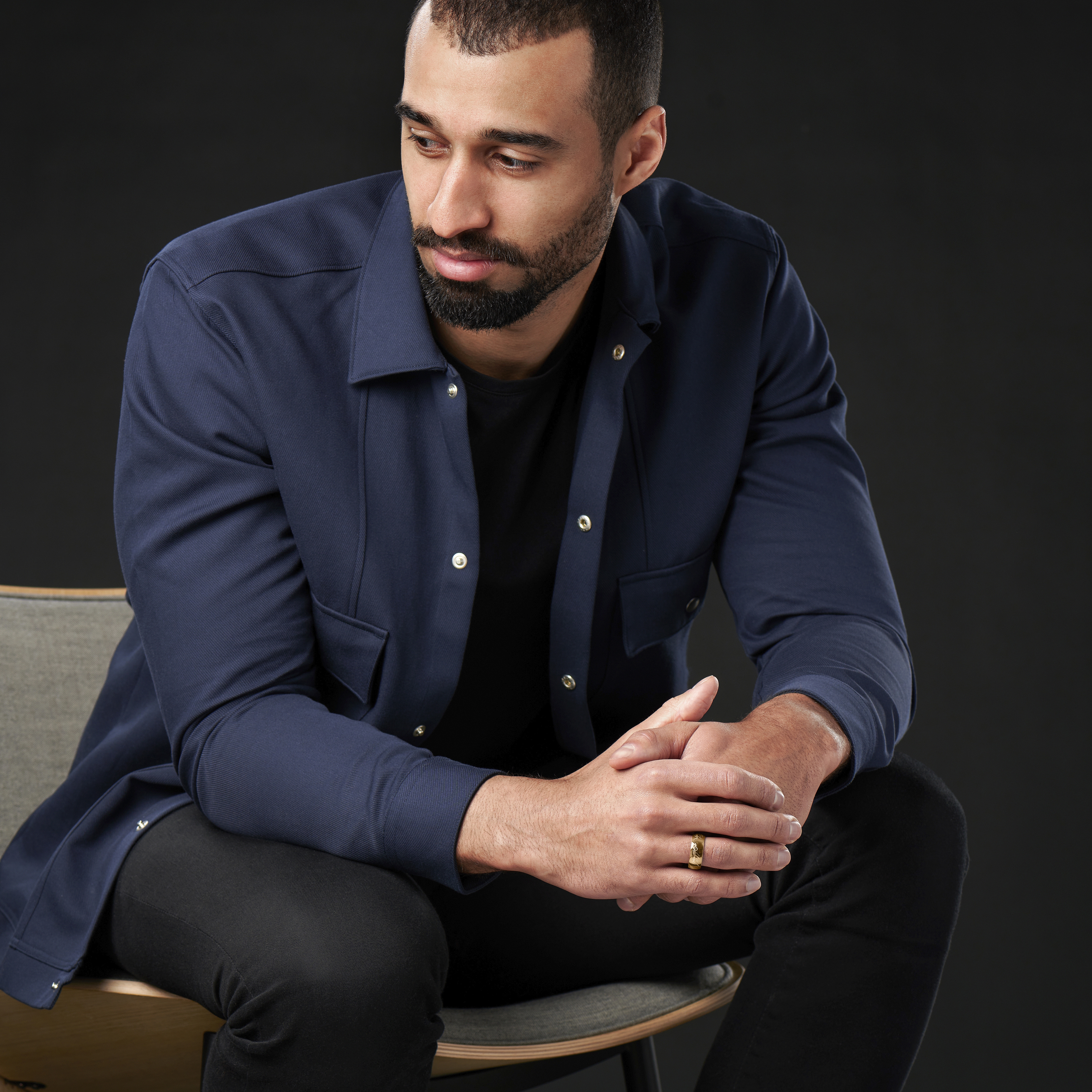 Sentio | Goldfarbener Edelstahl & schwarzer Elfenschrift-Ring - 4