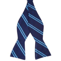 Pajarita de seda para atar azul marino con rayas dobles azules