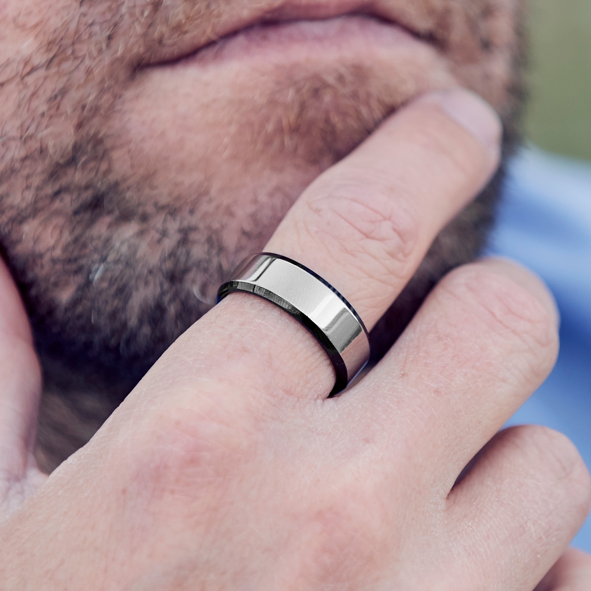 Silberfarbener Stahlring Mit Schwarzen Abschrägungen - 3