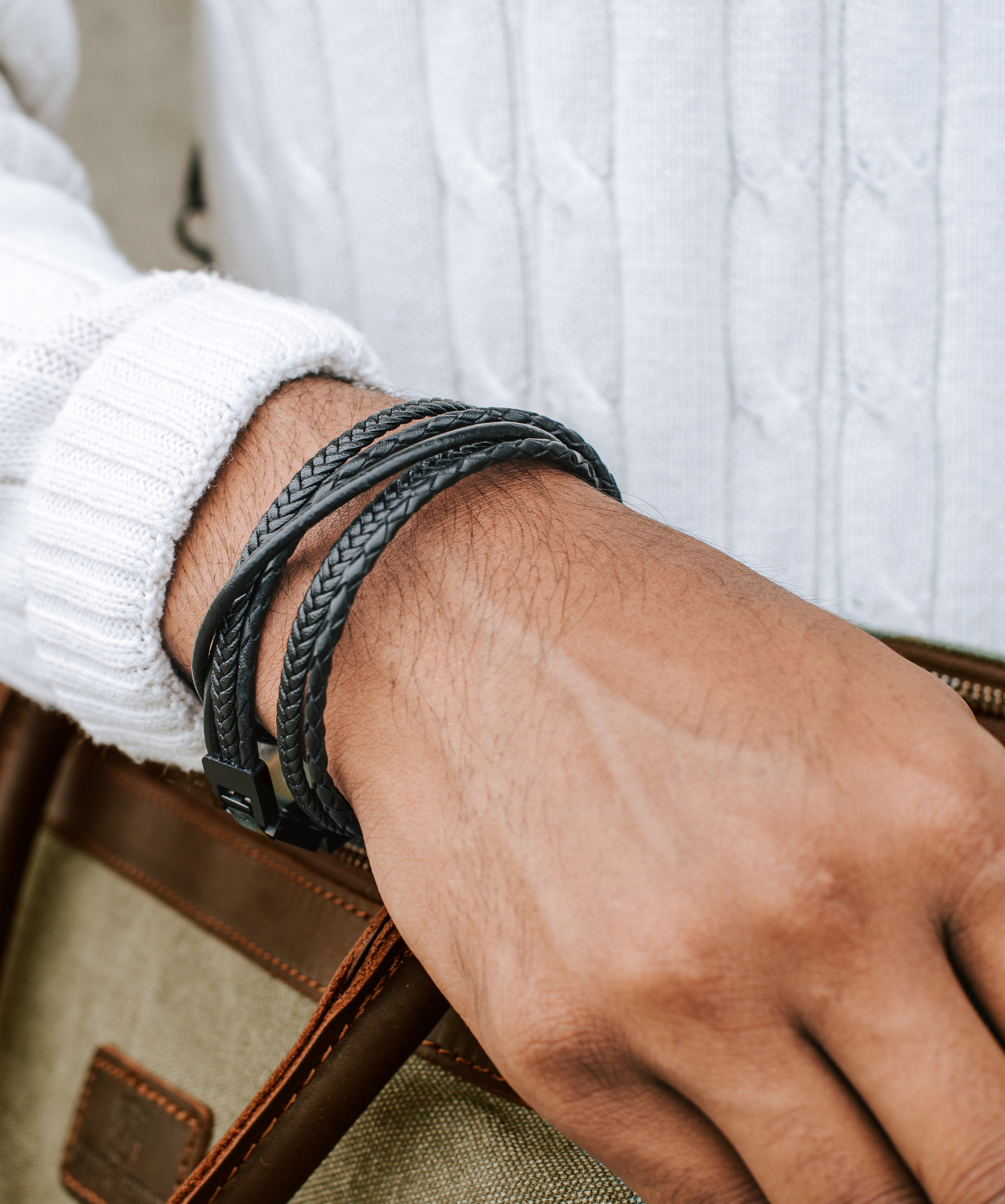 Omhyggeligt flettet i blødt, fuldnarvet læder og vævede superfibre, får du her armbånd, som føles ligeså behagelige at have på, som de ser ud.