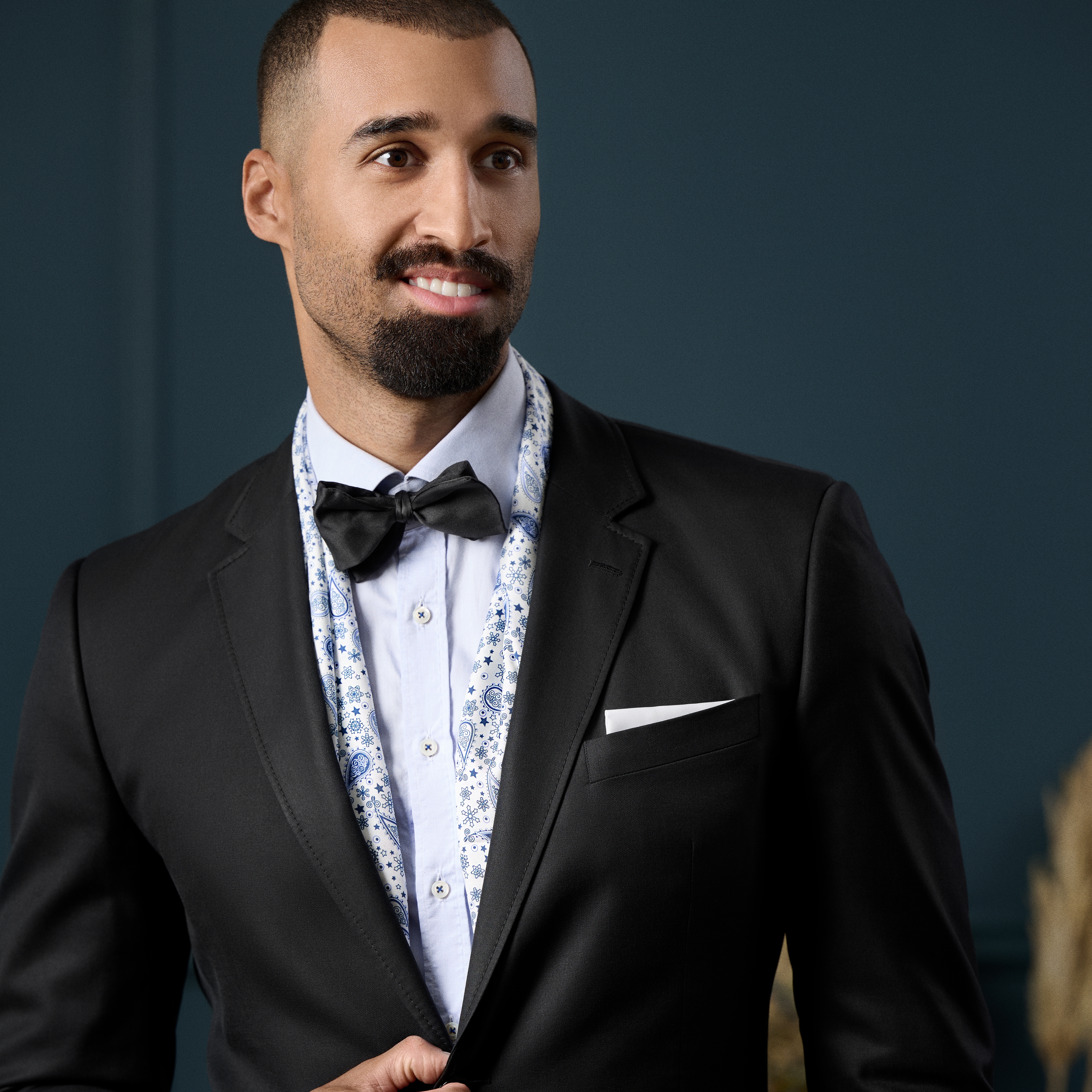 Bufanda de seda con estampado de cachemira blanco y azul - 4