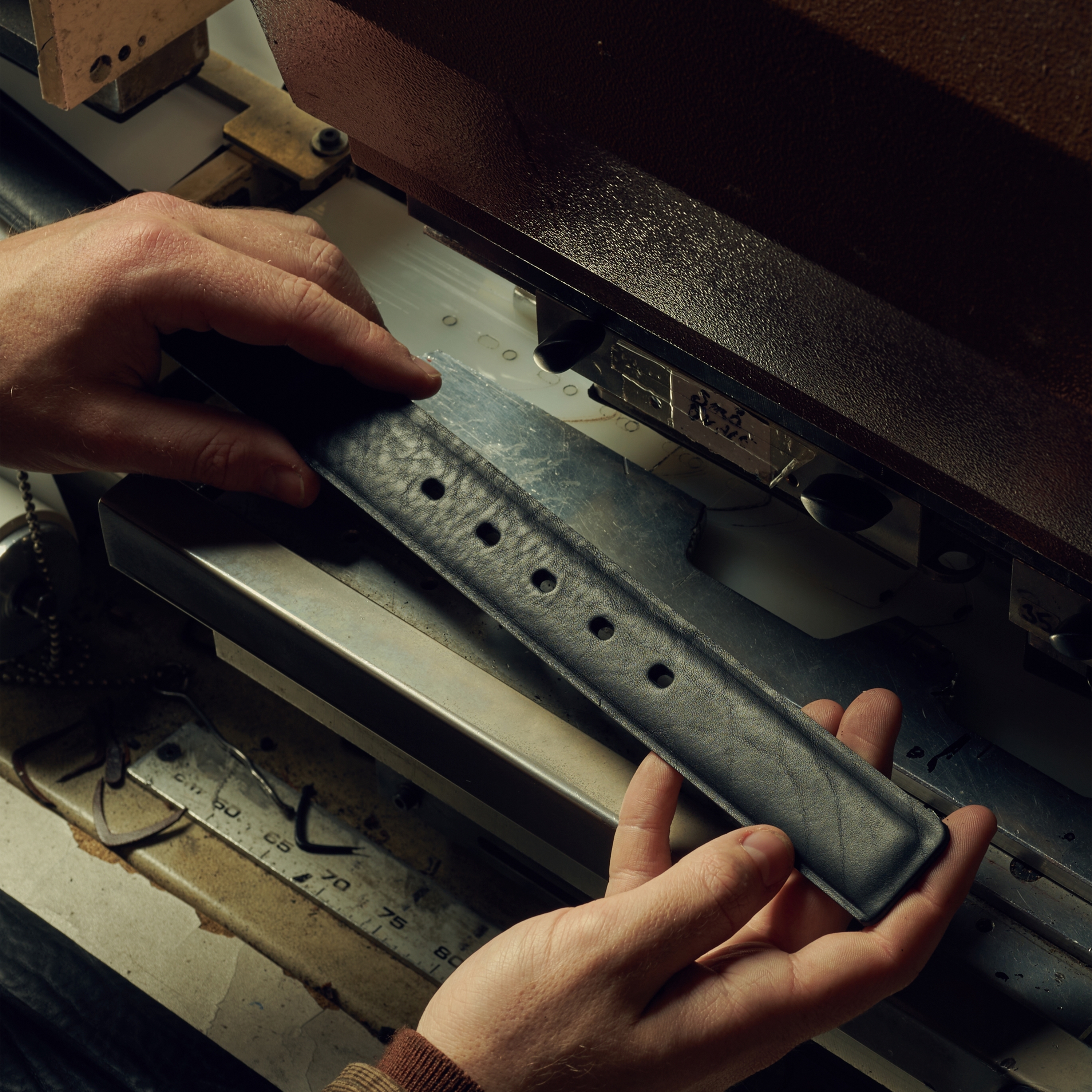 Cintura classica in pelle nera e fibbia color argento - 5