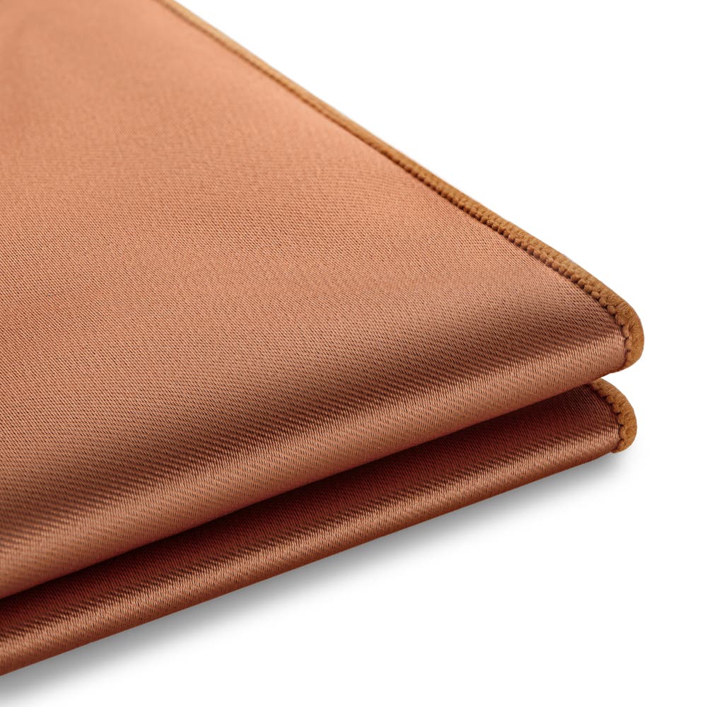 hover: Pochette de costume en satin couleur cognac hover: Pochette de costume en satin couleur cognac