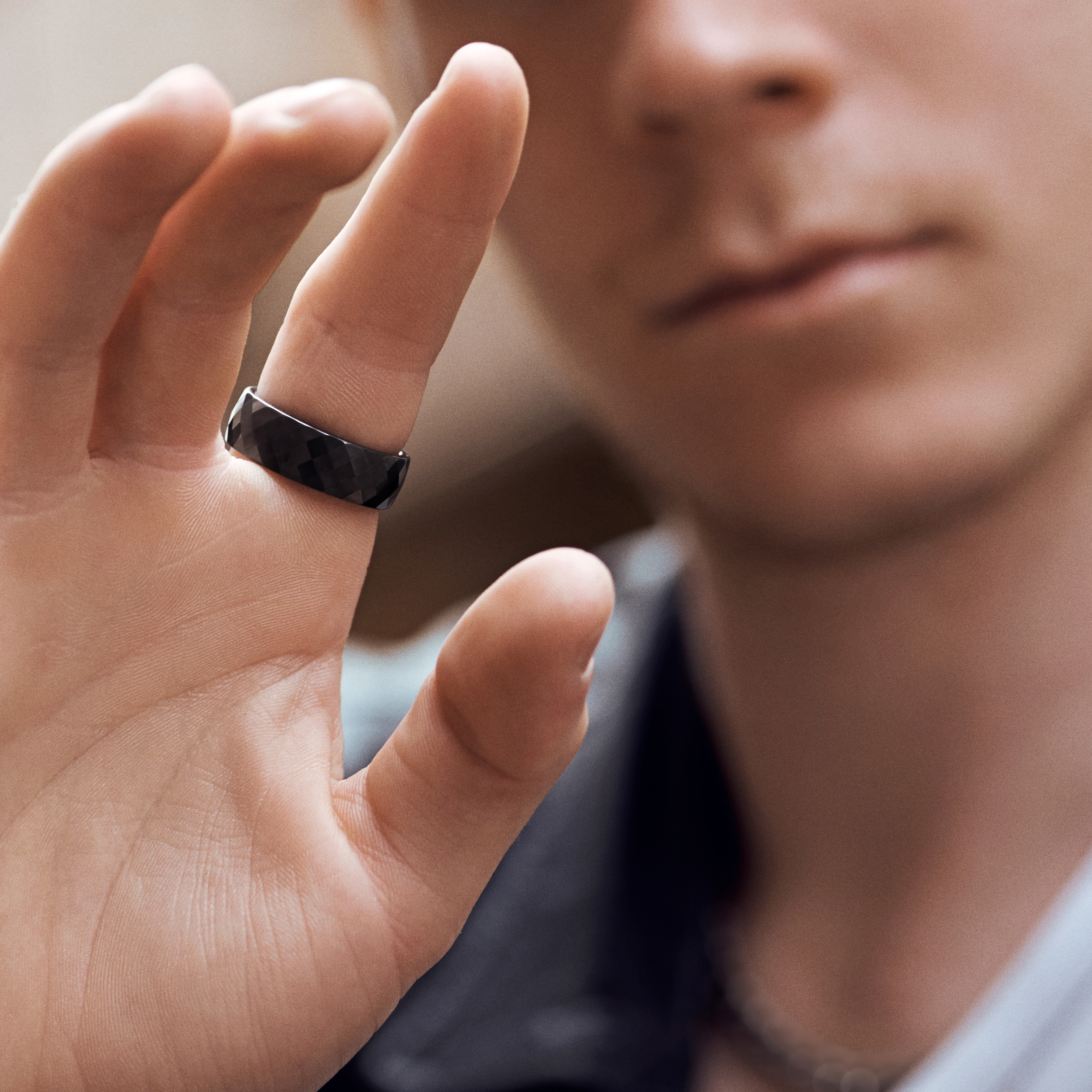 Sivý fazetový keramický prsteň  - 2