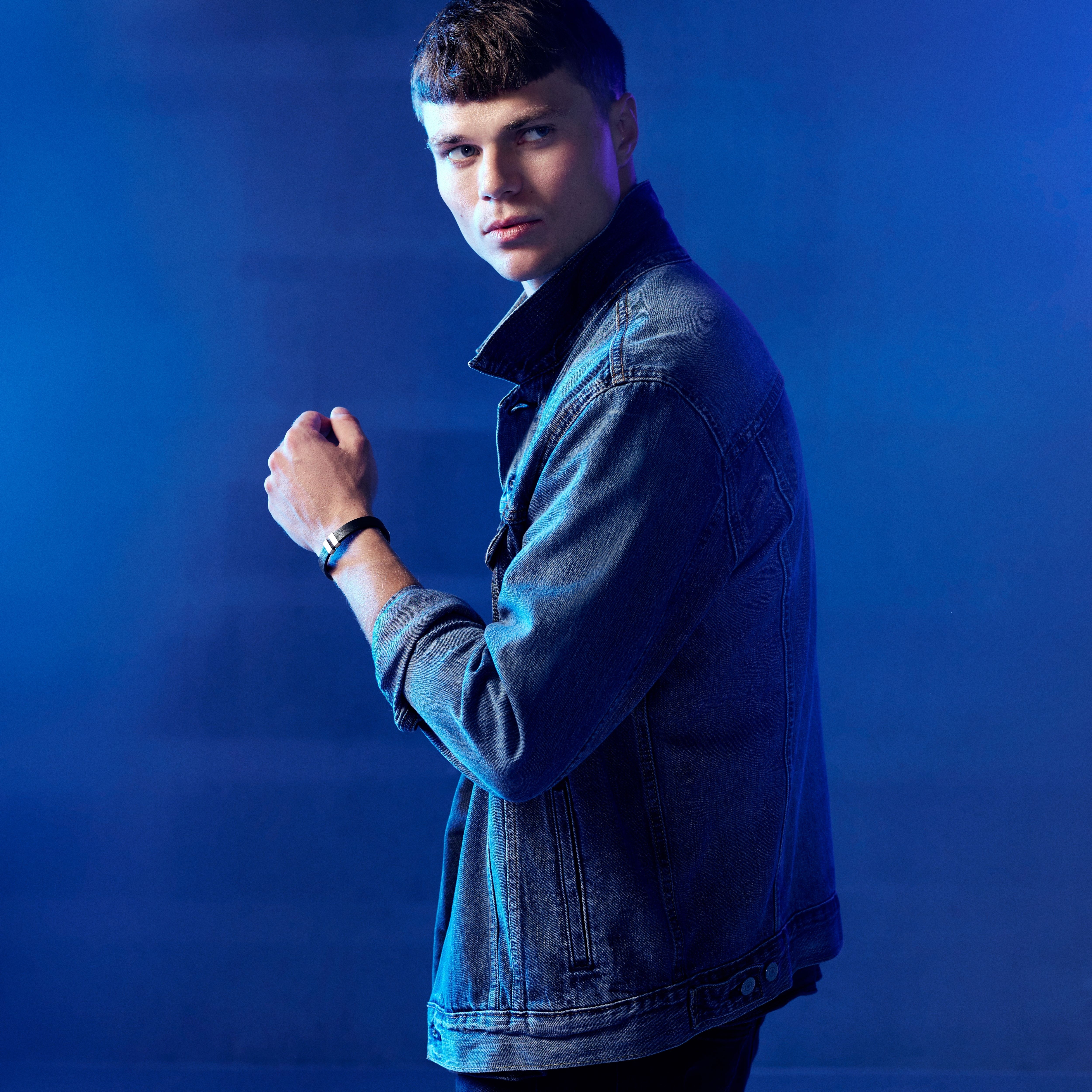 Nomen | Pulsera con placas de identificación plateadas en cuero marrón y negro  - 4