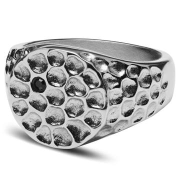 Orphic | Ezüst tónusú rozsdamentes acél pecsétgyűrű, kalapált felülettel és fekete cirkóniumkővel