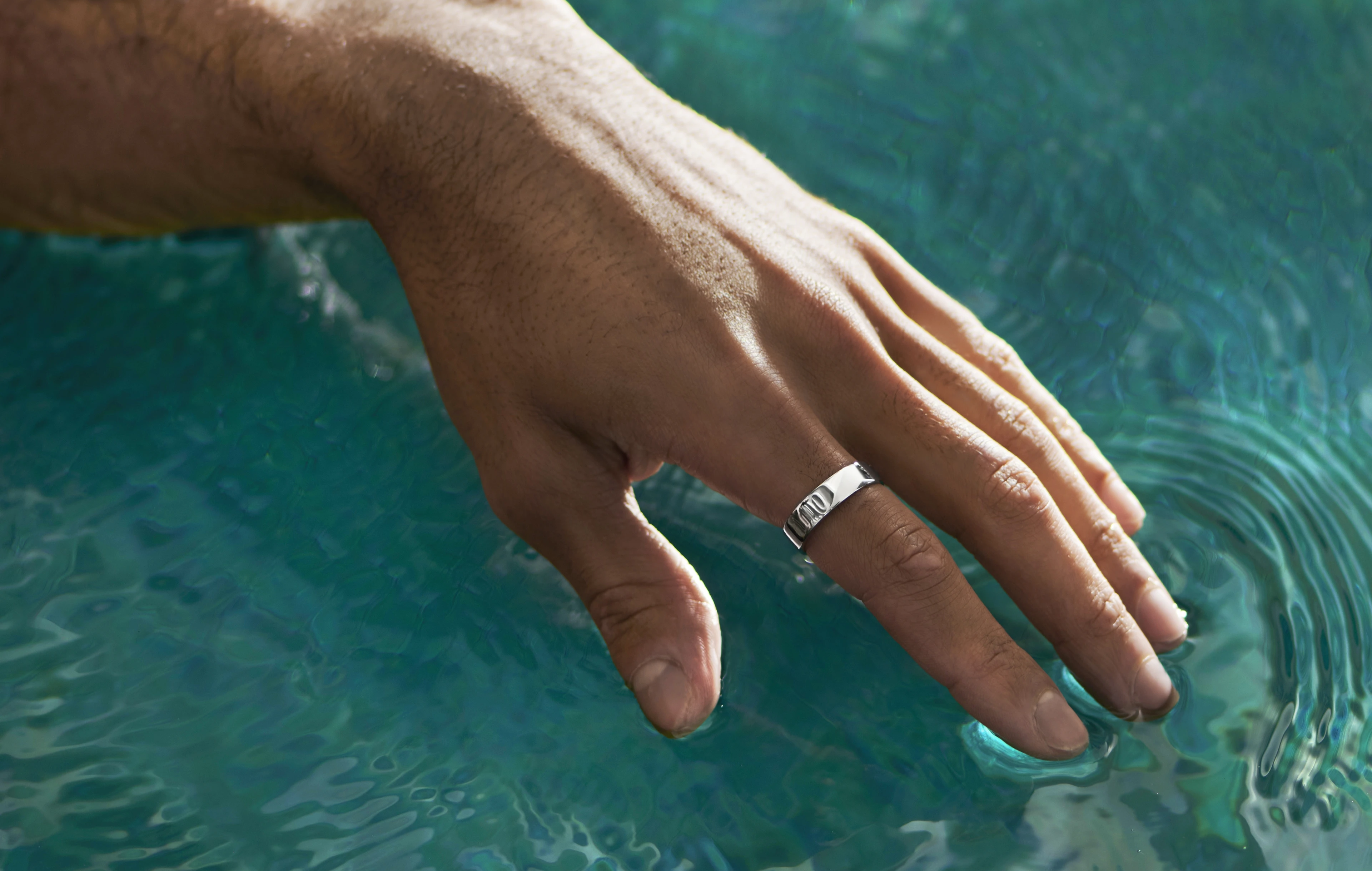 Gardez vos bijoux en argent comme neufs grâce à nos conseils d'entretien et de nettoyage. Découvrez comment leur faire conserver leur brillance et leur beauté pour toute la vie !