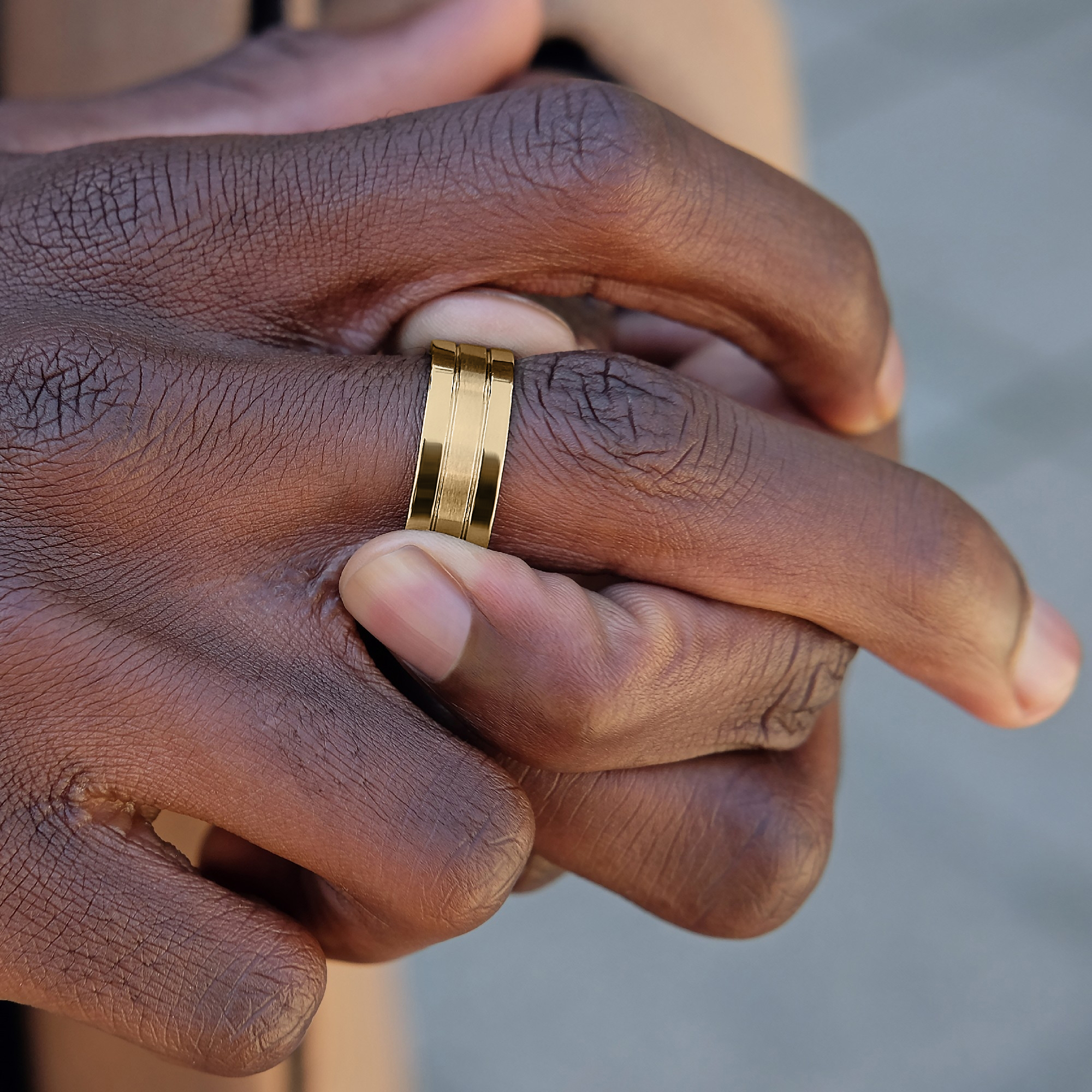 Klasický oceľový prsteň s drážkami v zlatej farbe - 4