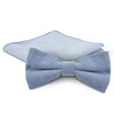 Blassblaue vorgebundene Fliege und Einstecktuch Set Blassblaue vorgebundene Fliege und Einstecktuch Set