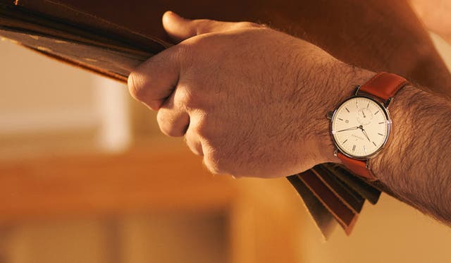Descubre la talla y dimensiones de reloj adecuadas para ti con nuestra guía completa para hombres. ¡Mira nuestros consejos sobre ajuste y estilo para conseguir un reloj cómodo que te quede genial!