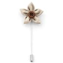 Spilla floreale color crema con bottone Spilla floreale color crema con bottone