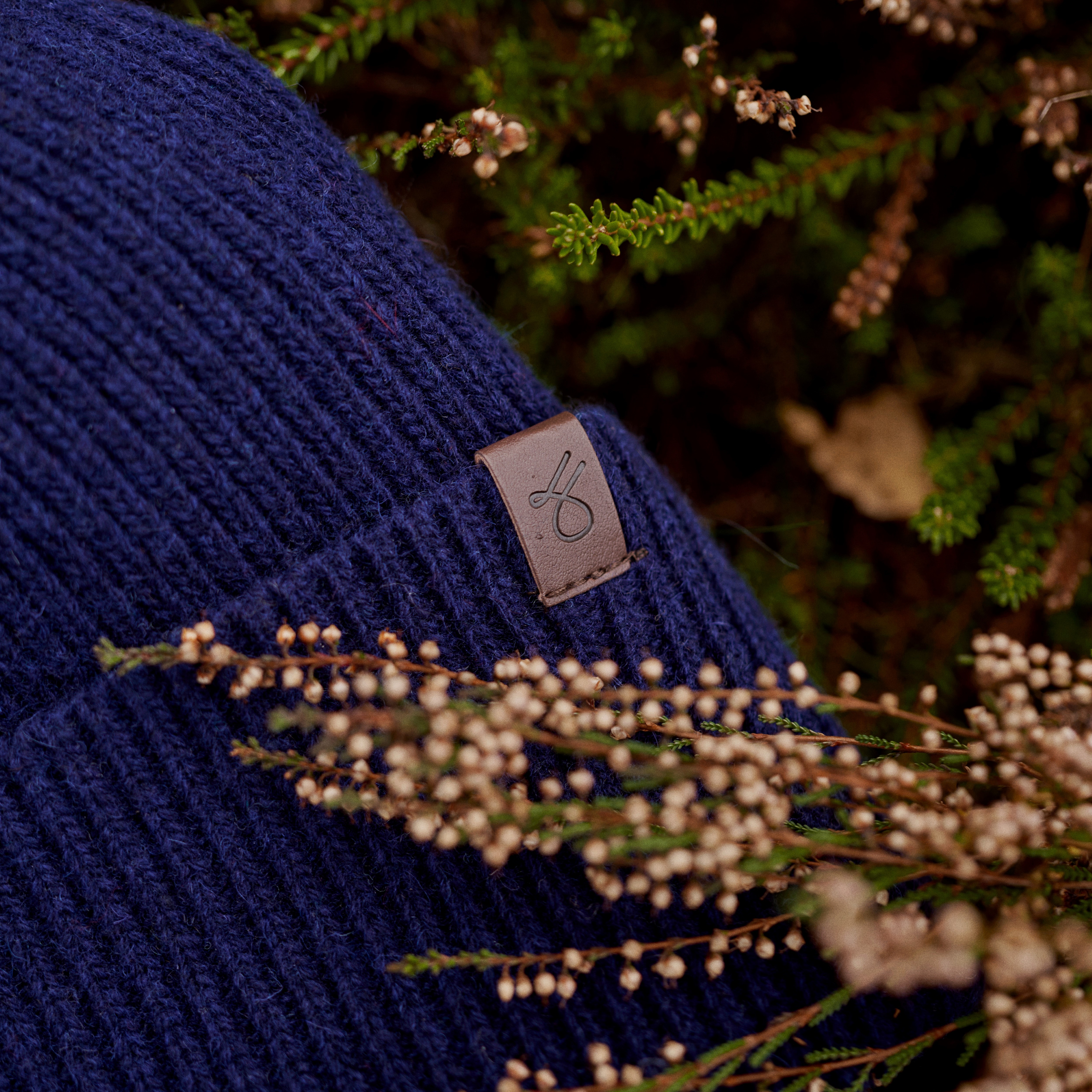 Hiems | Gorro con dobladillo de lana reciclada azul marino - 7