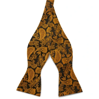 Hodvábny viazací motýlik so vzorom paisley v zlatej a hnedej farbe Hodvábny viazací motýlik so vzorom paisley v zlatej a hnedej farbe