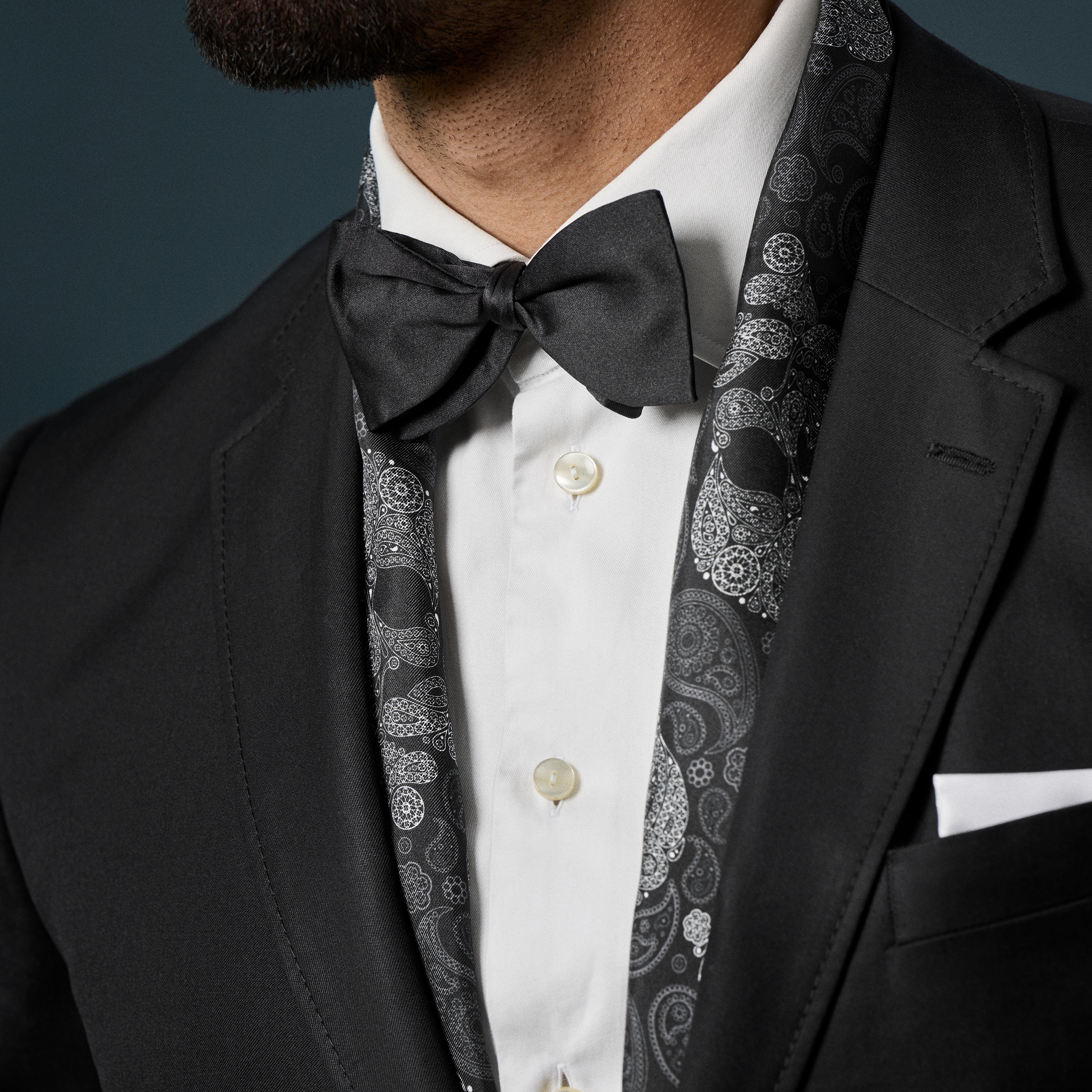 Peislija un galvaskausu raksta zīda šalle melnā un pelēkā krāsā - 3