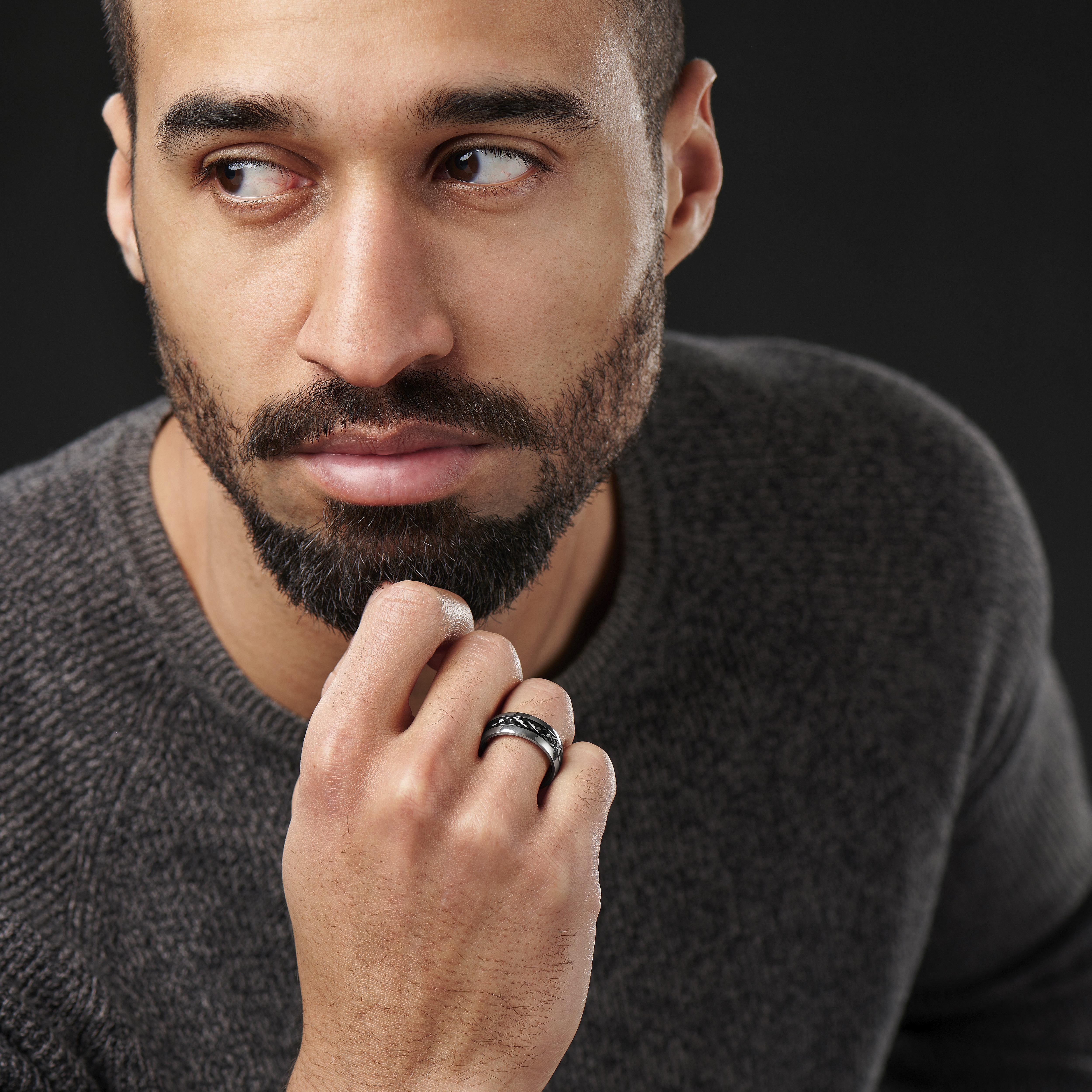 Titanring med Centrerad Svart Detalj  - 3