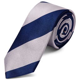 Cravată din mătase cu dungi bleumarin și argintii de 6 cm
