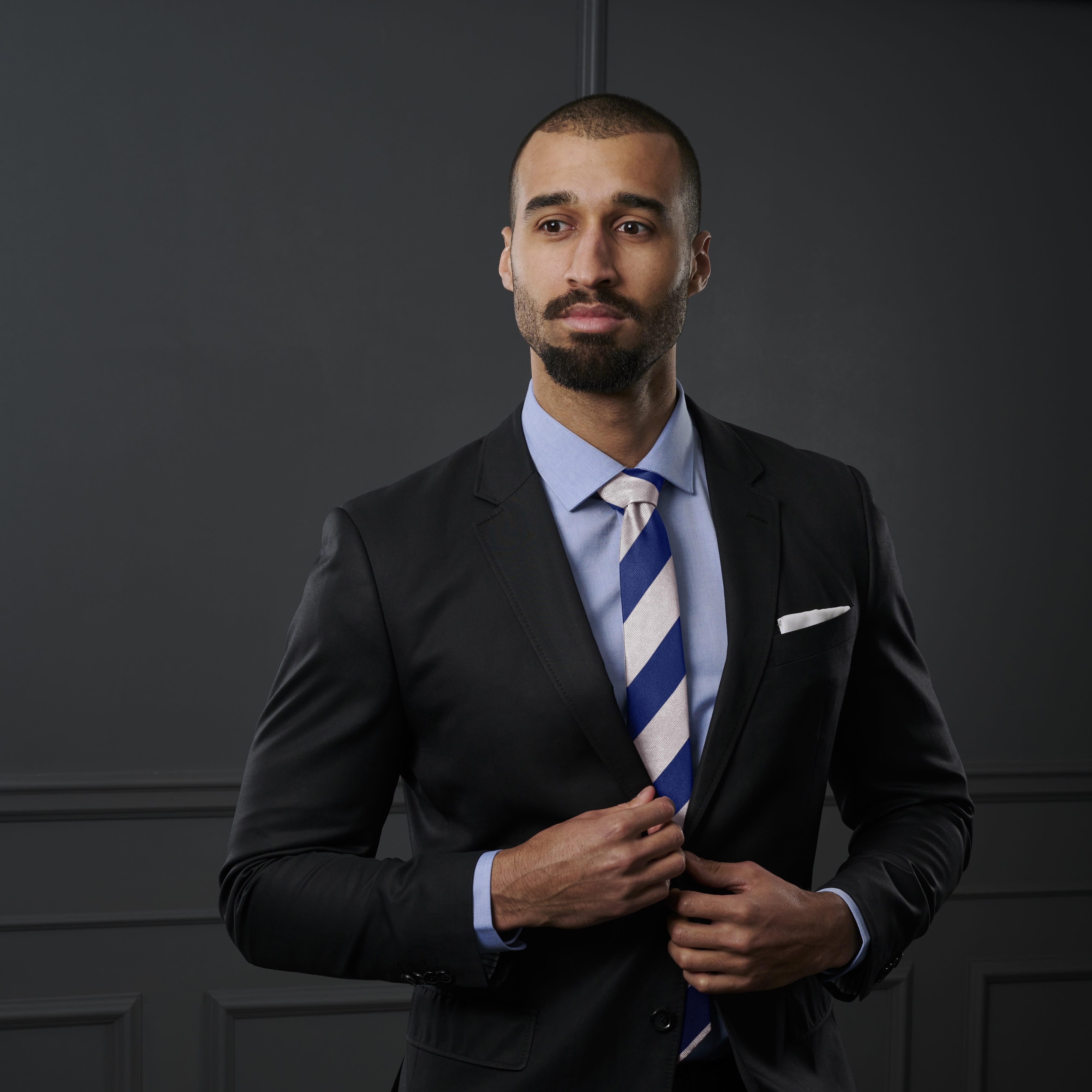 Krawat jedwabny w srebrno-granatowe paski 6 cm - 4