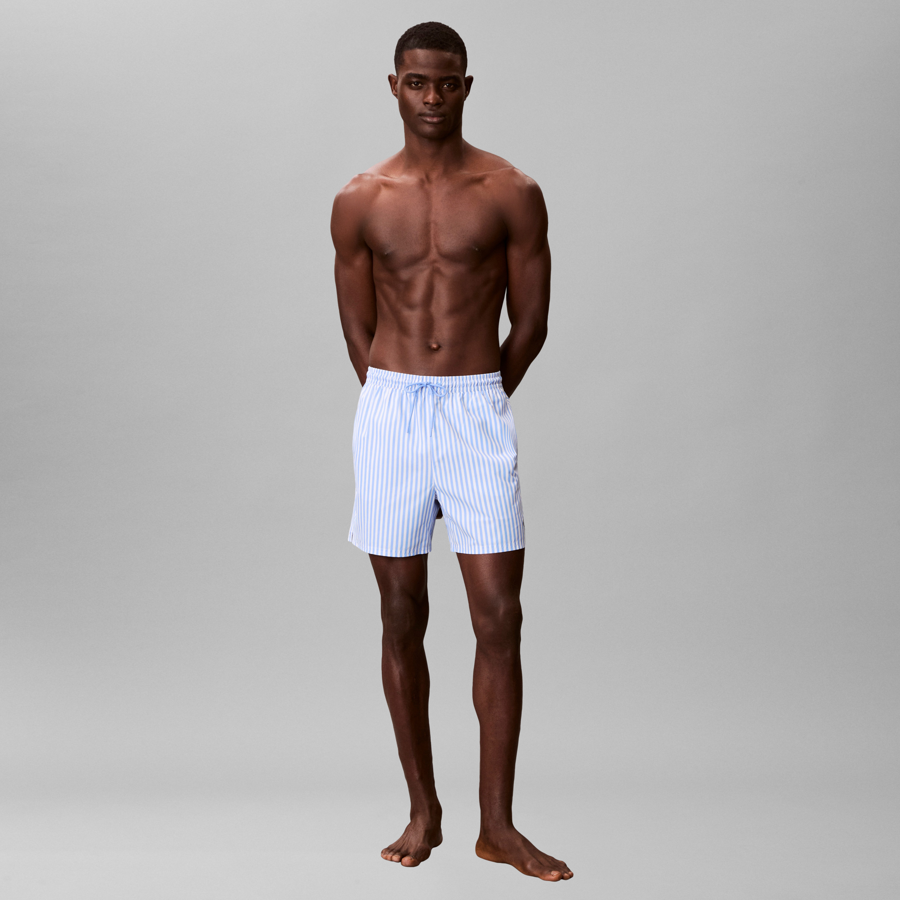 Calvin Klein | Bledomodré pruhované plavkové šortky - 5