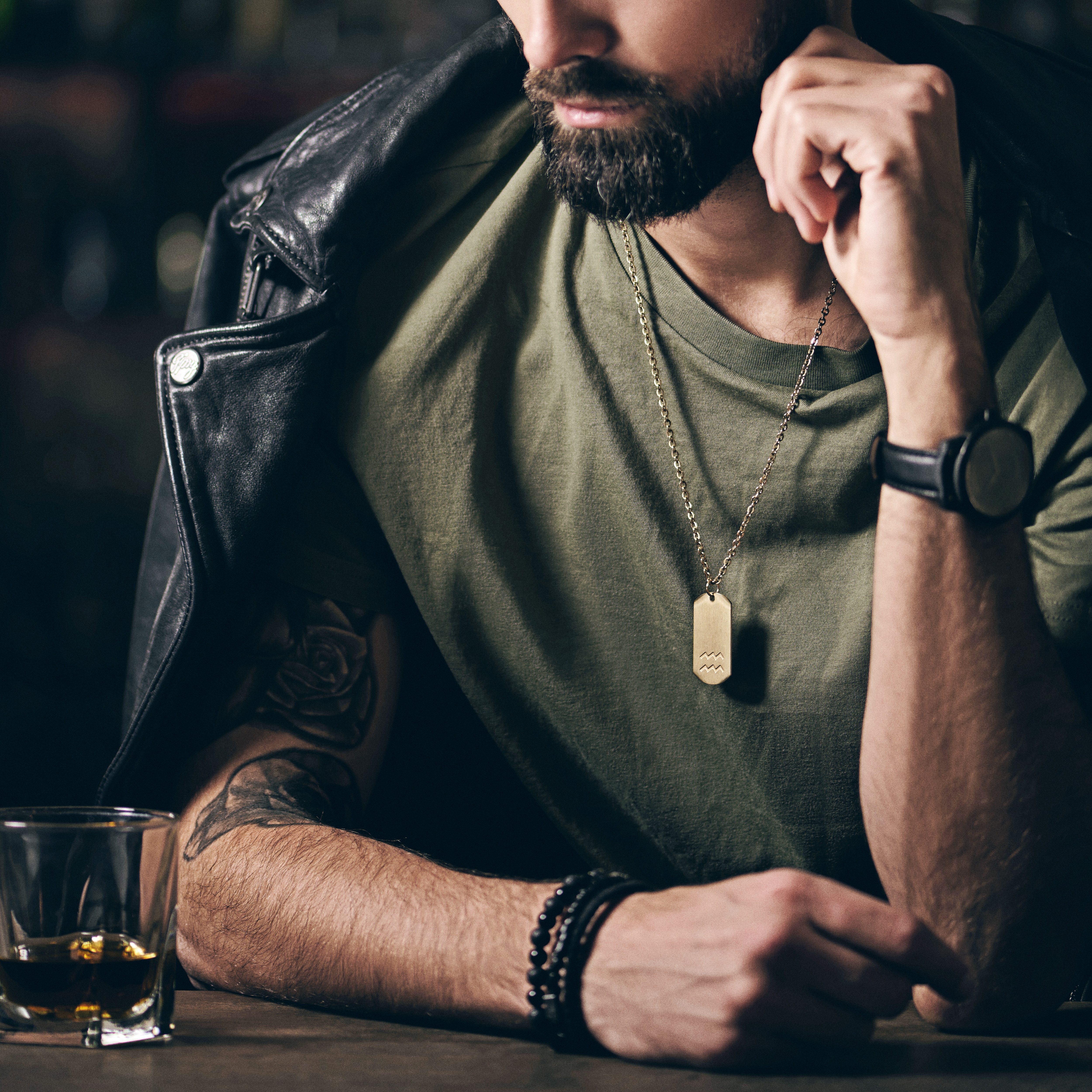 Oceľový náhrdelník s hviezdnym znamením Vodnára v zlatej farbe - 4