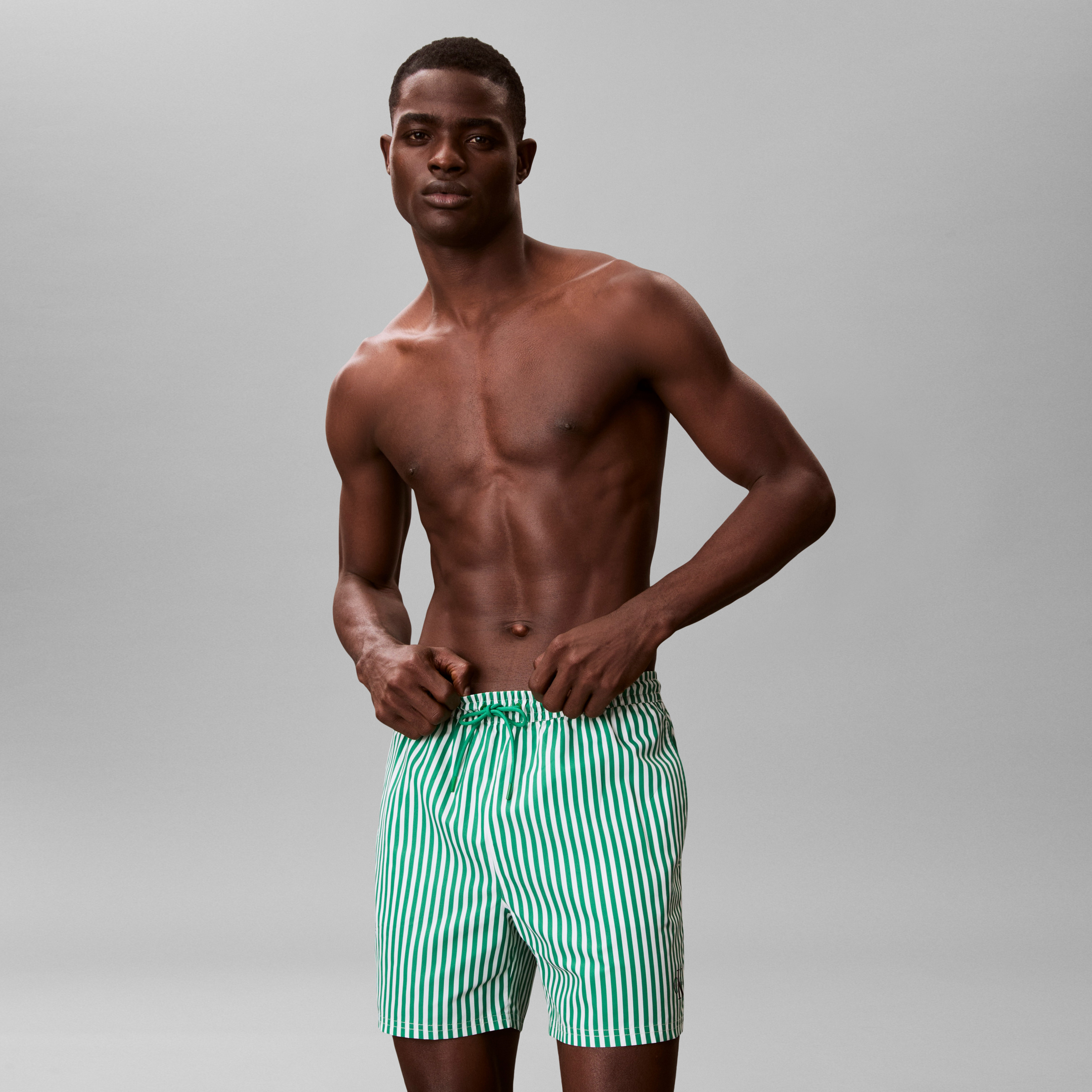 Calvin Klein | Zelené pruhované plavkové šortky - 2