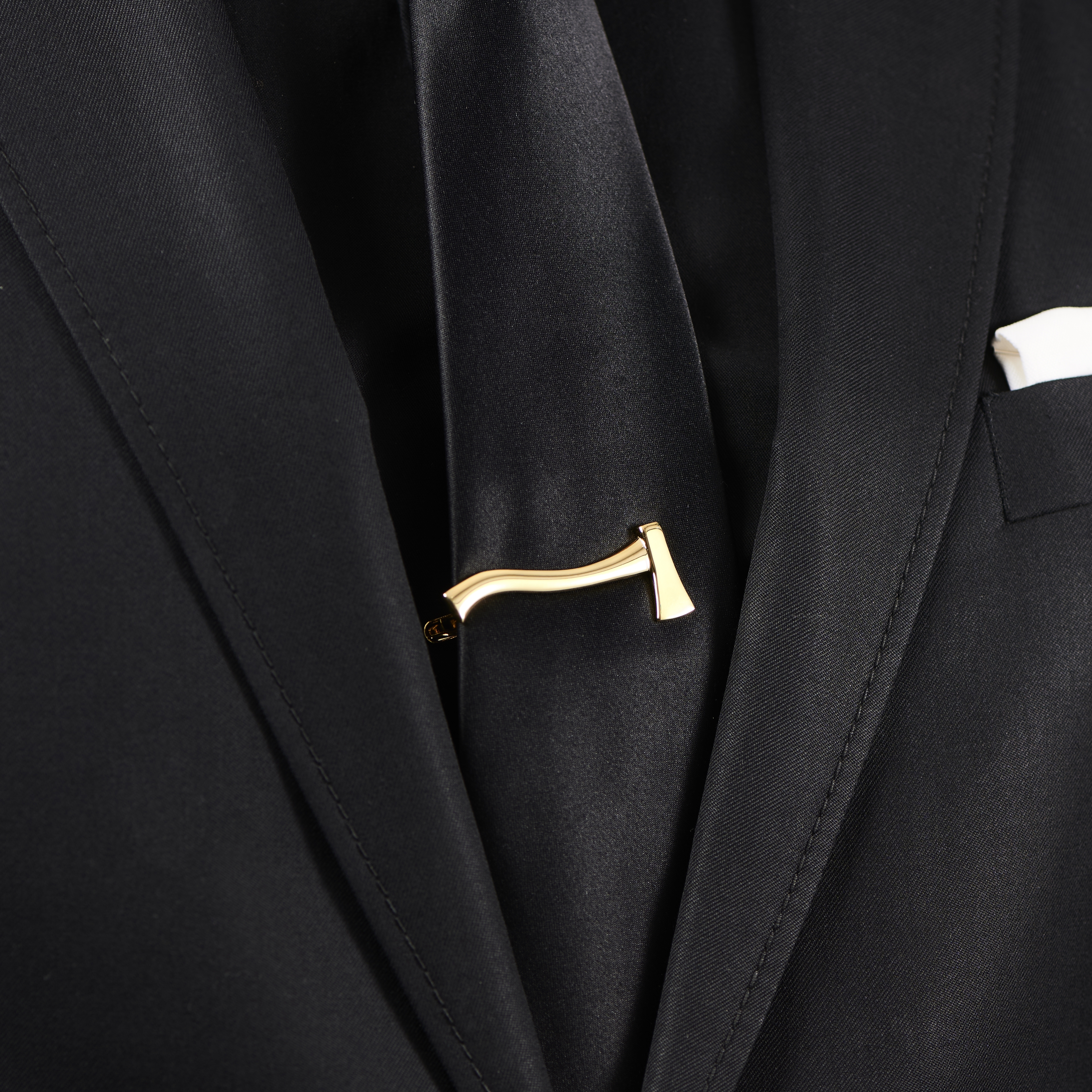 Pasador de corbata con hacha dorada - 4