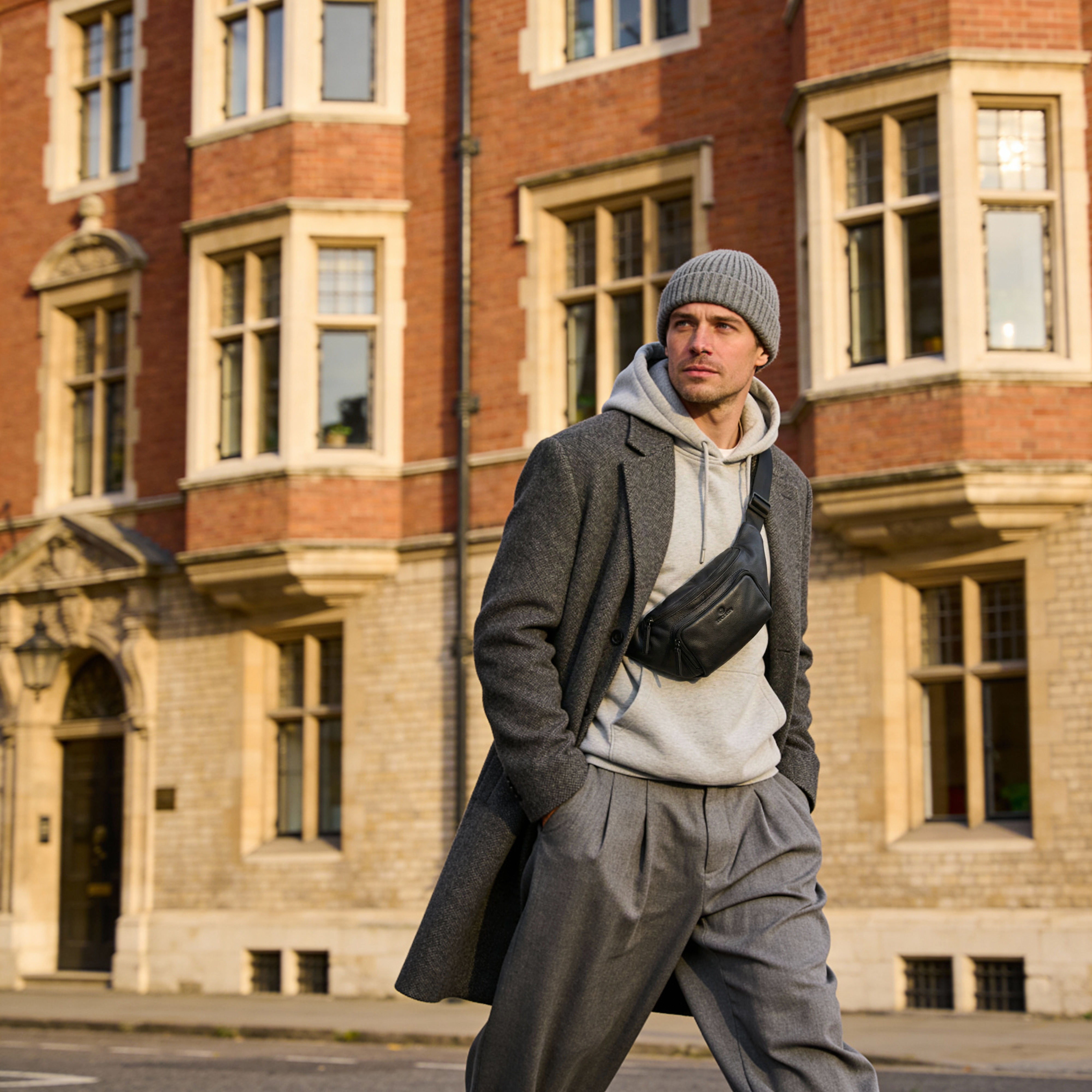 Bolsa de Cintura Preta em Pele de Flor Integral - 2