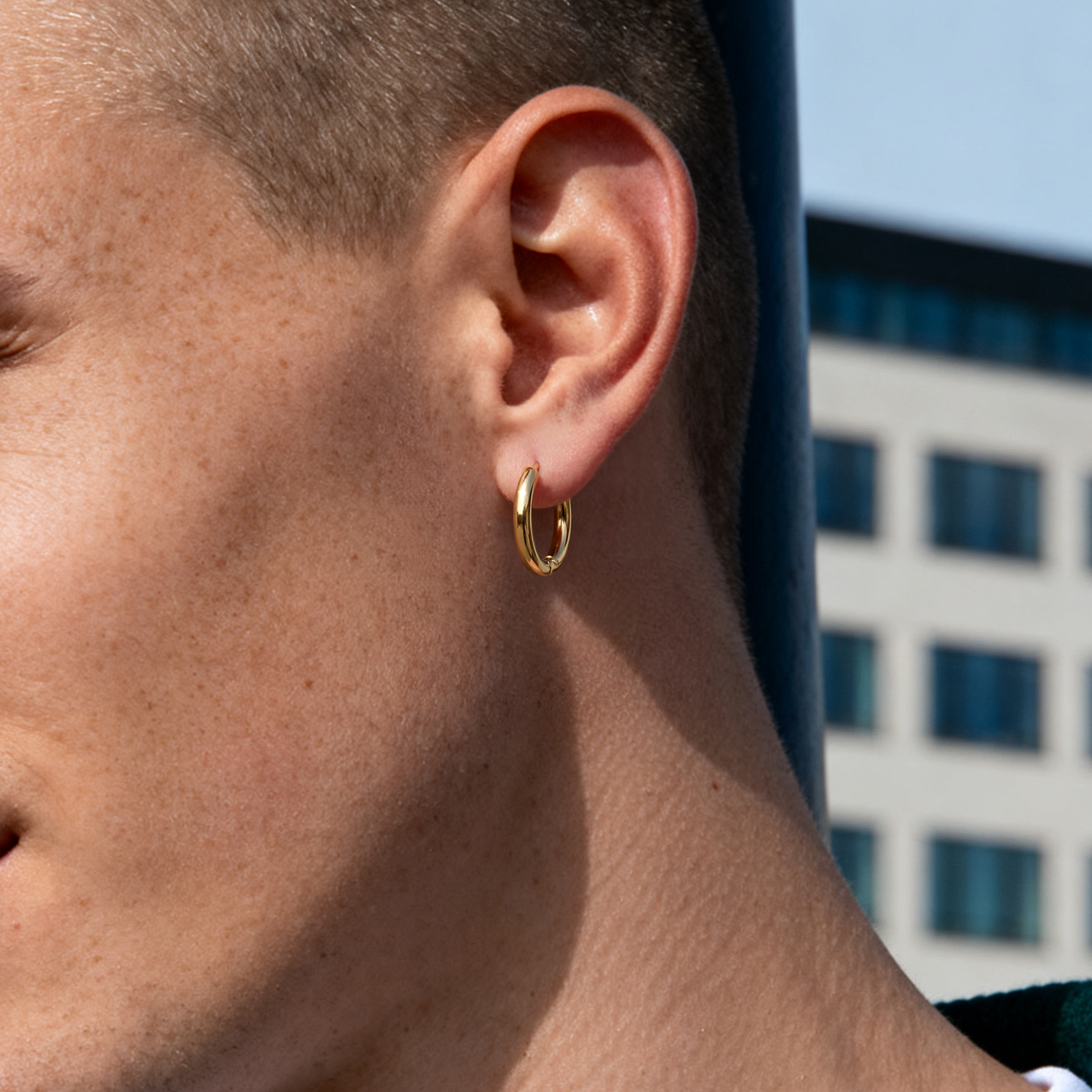 Huggie | 8 mm Creolen-Ohrring aus chirurgischem Edelstahl in Gold-Ton - 2