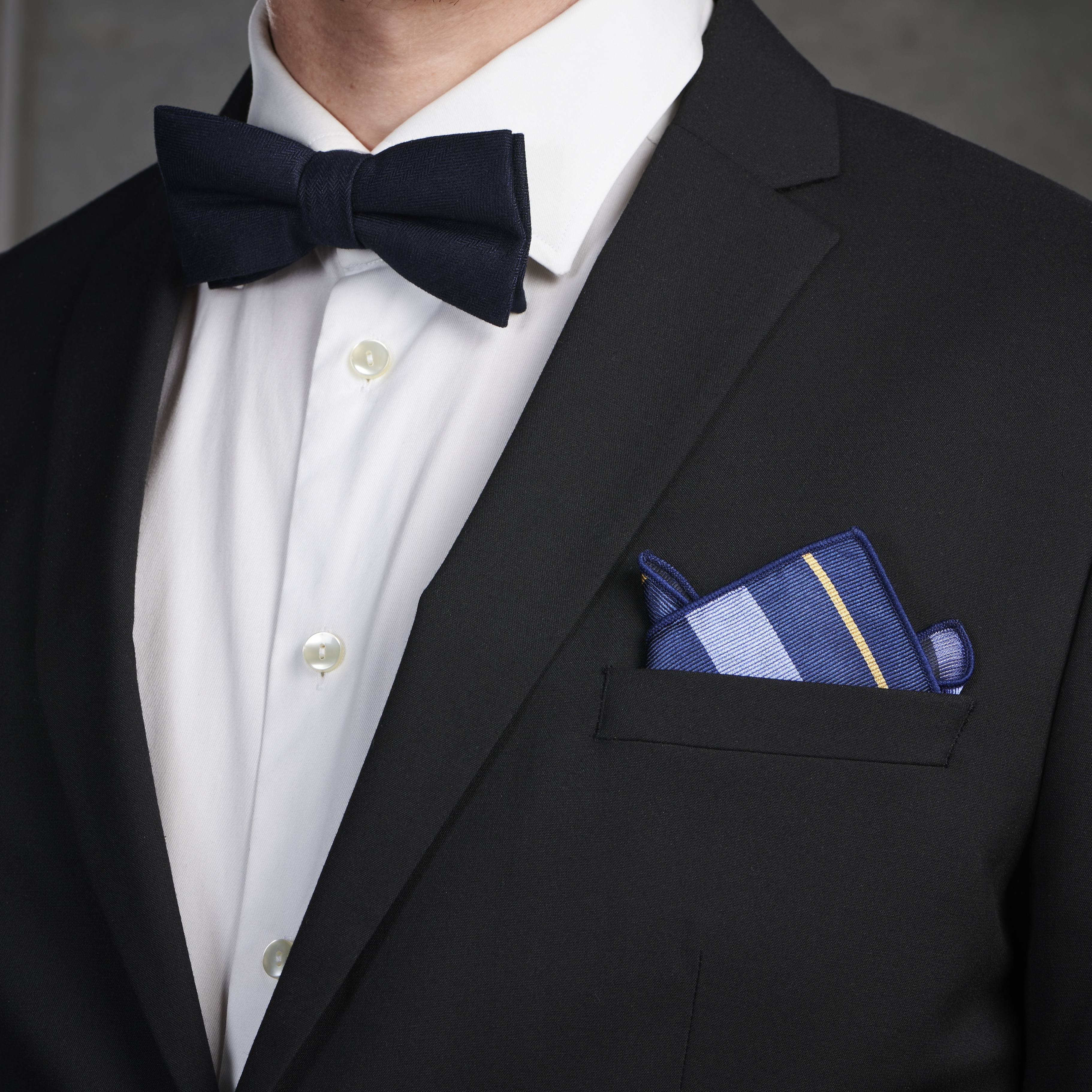 Pastellblau & Gold Gestreiftes Marineblaues Seiden Einstecktuch - 3