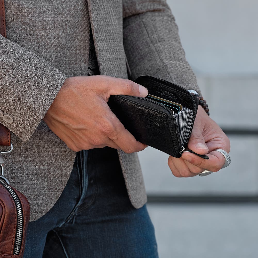 hover: Czarne etui na karty ze skóry California hover: Czarne etui na karty ze skóry California