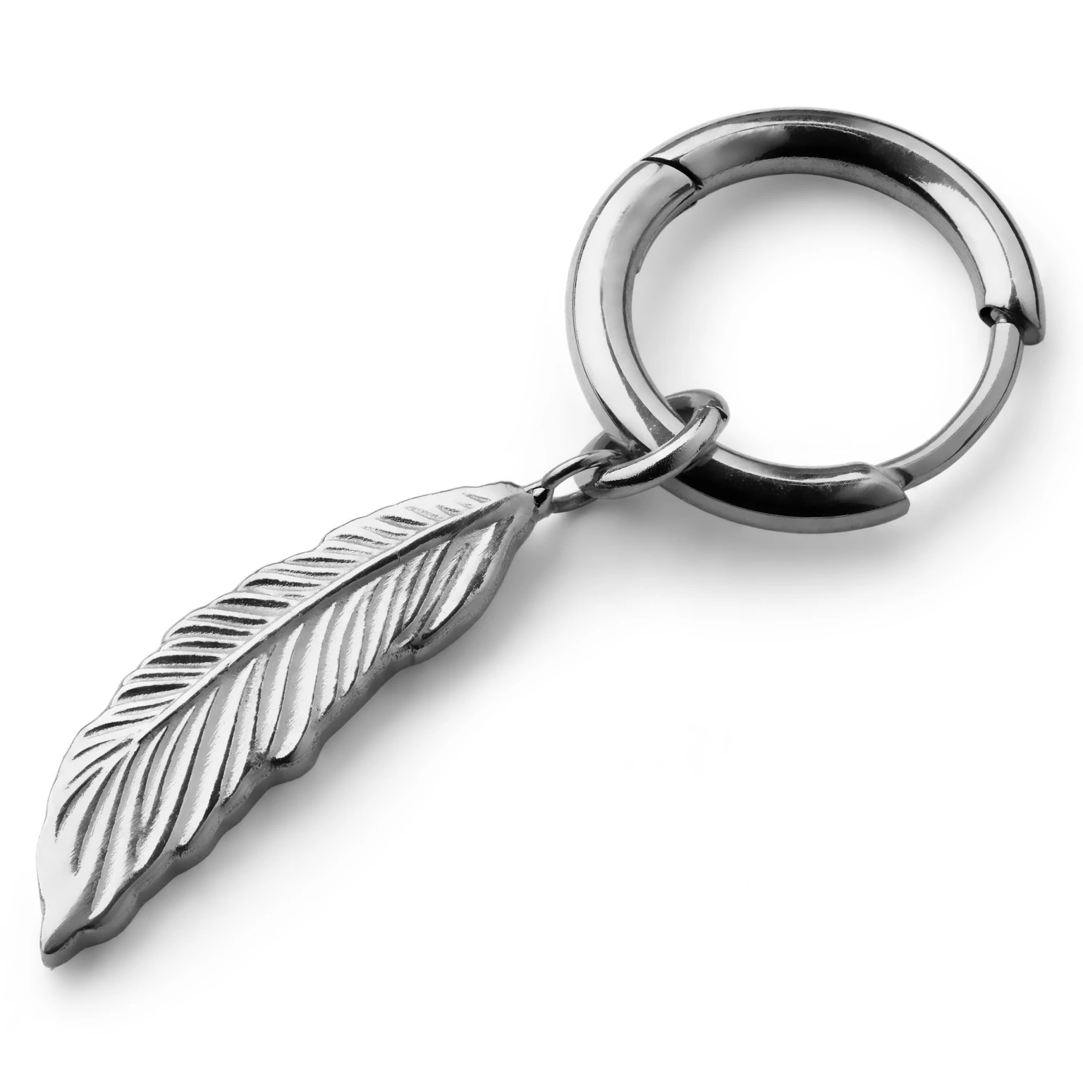 Pendiente de aro con colgante de pluma de titanio plateado Pendiente de aro con colgante de pluma de titanio plateado
