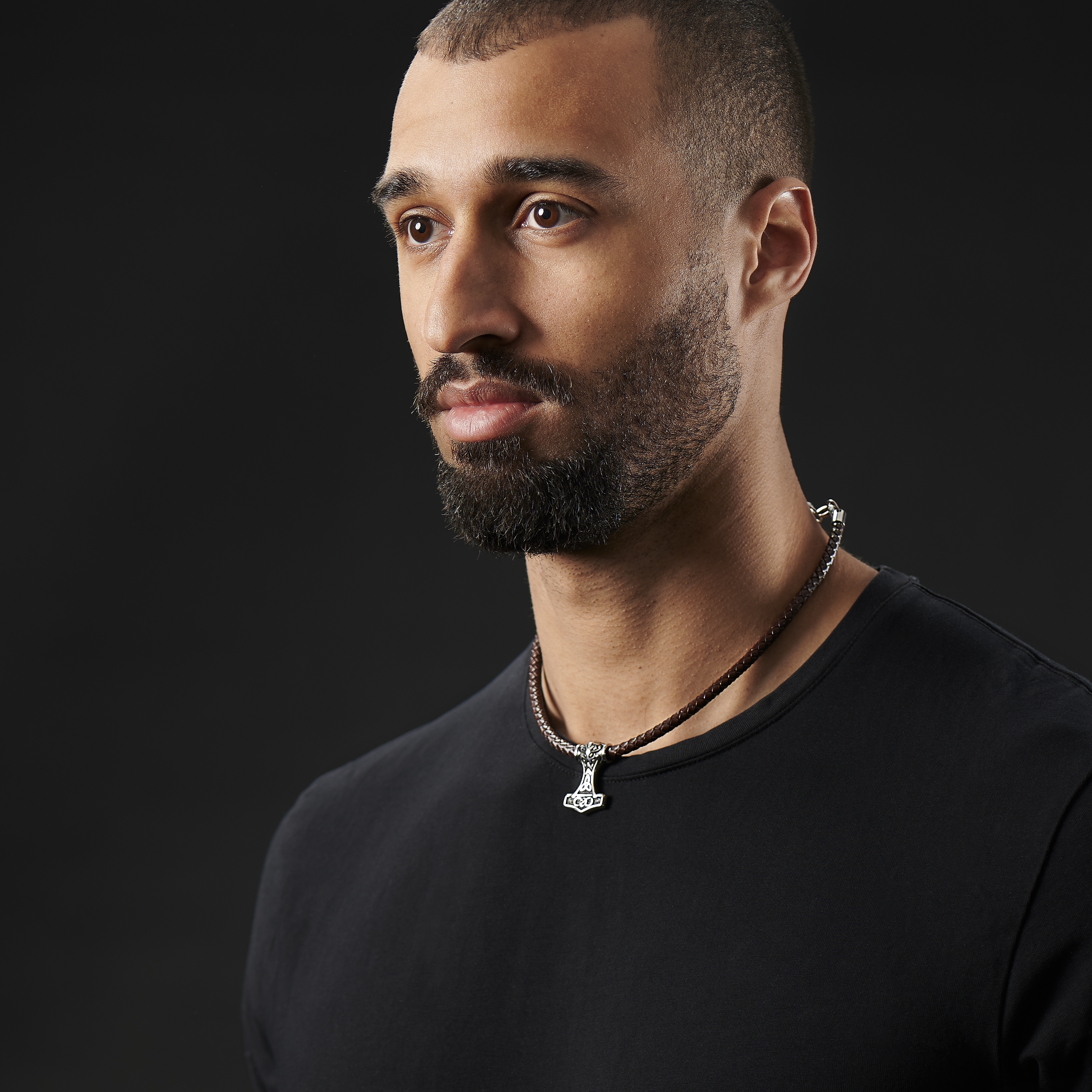 Brązowy skórzany naszyjnik z dwustronnym celtyckim motywem - 5