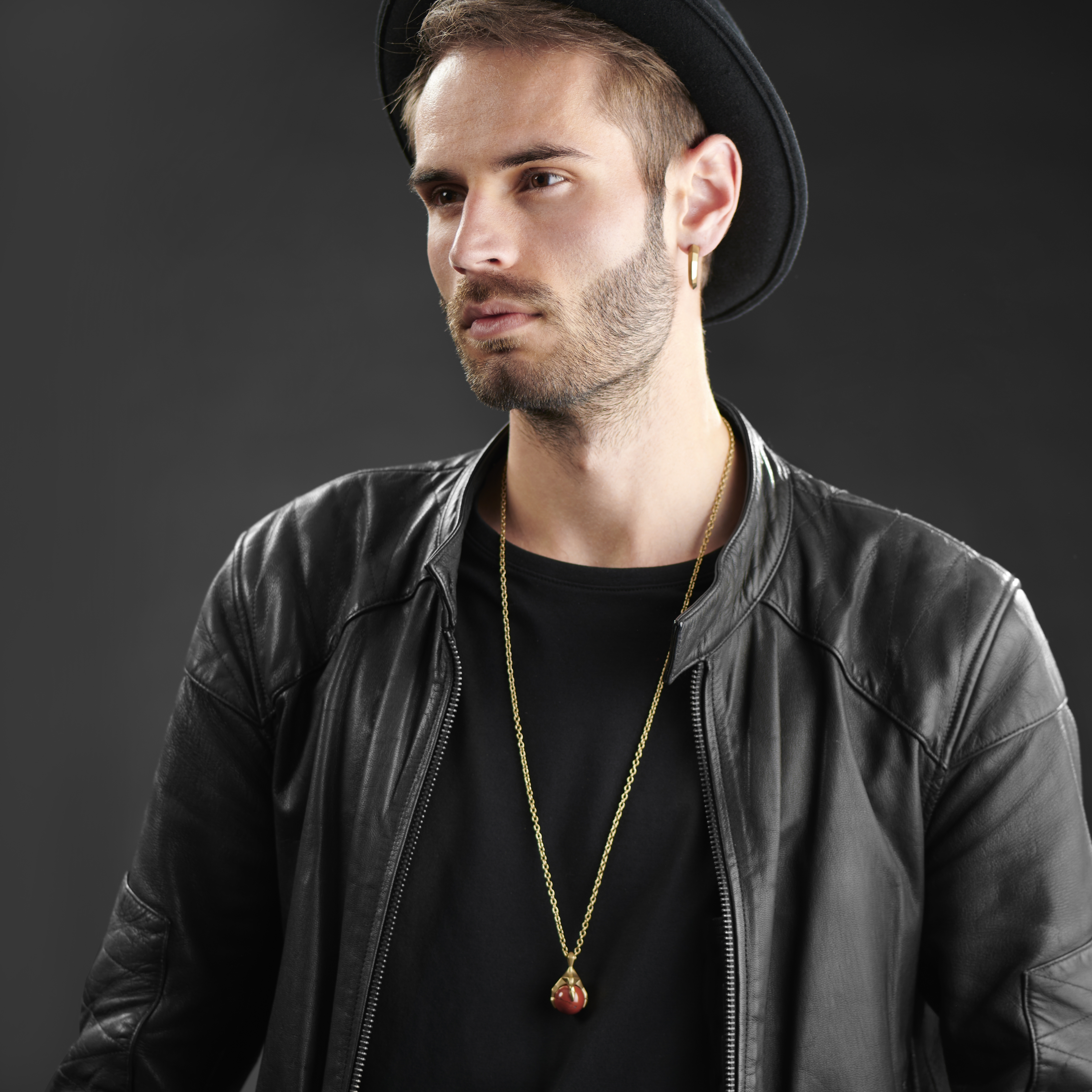 Jax zelta krāsas nerūsējošā tērauda kaklarota ar sarkano jašma akmeni - 6