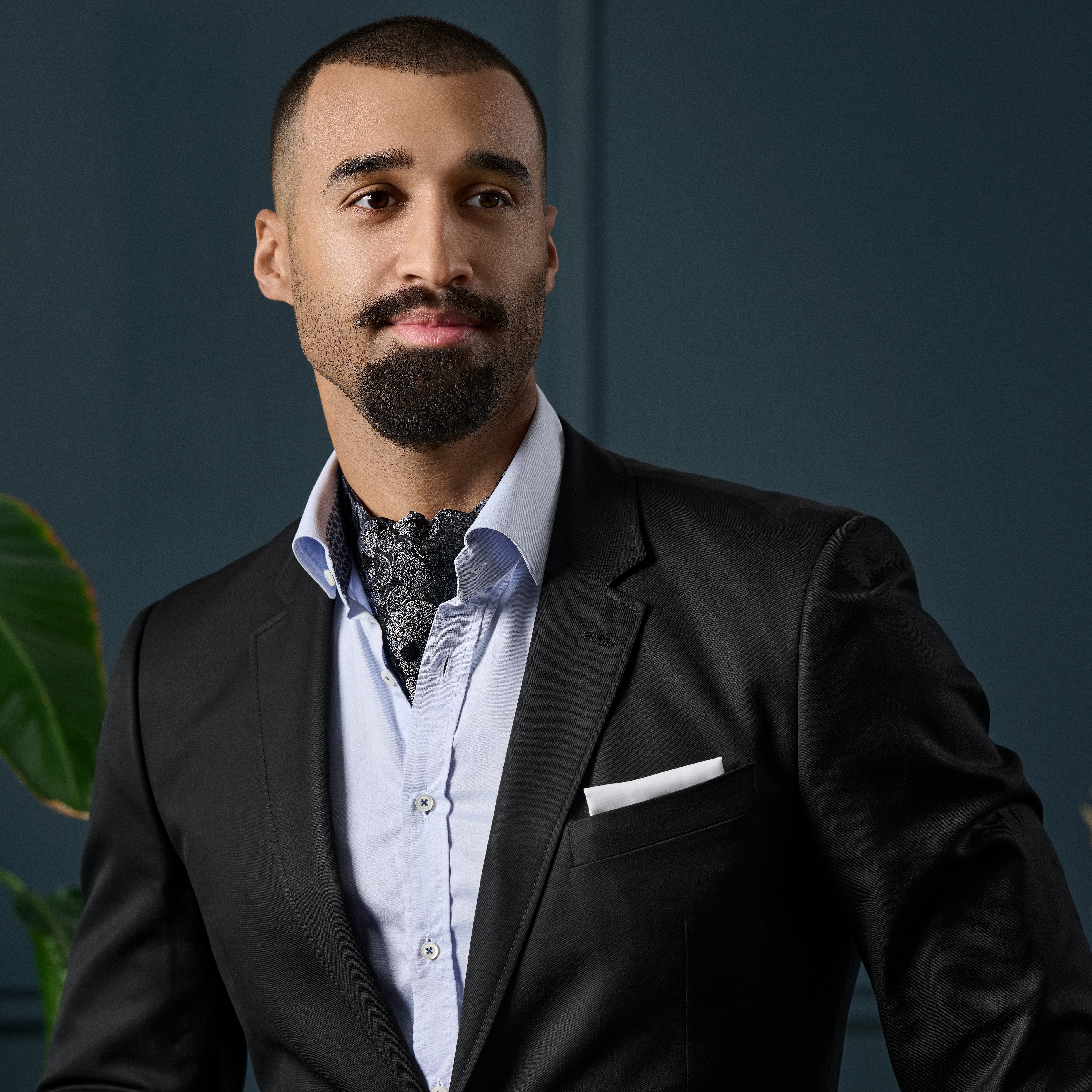 Hodvábny kravatový šál so vzorom paisley a lebkami v čiernej a sivej farbe - 4