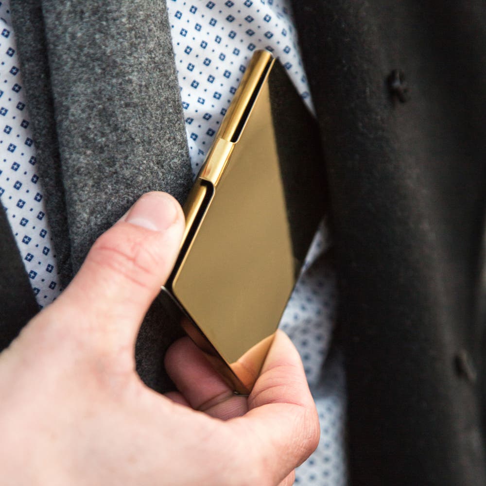 hover: Złociste stalowe etui na karty hover: Złociste stalowe etui na karty