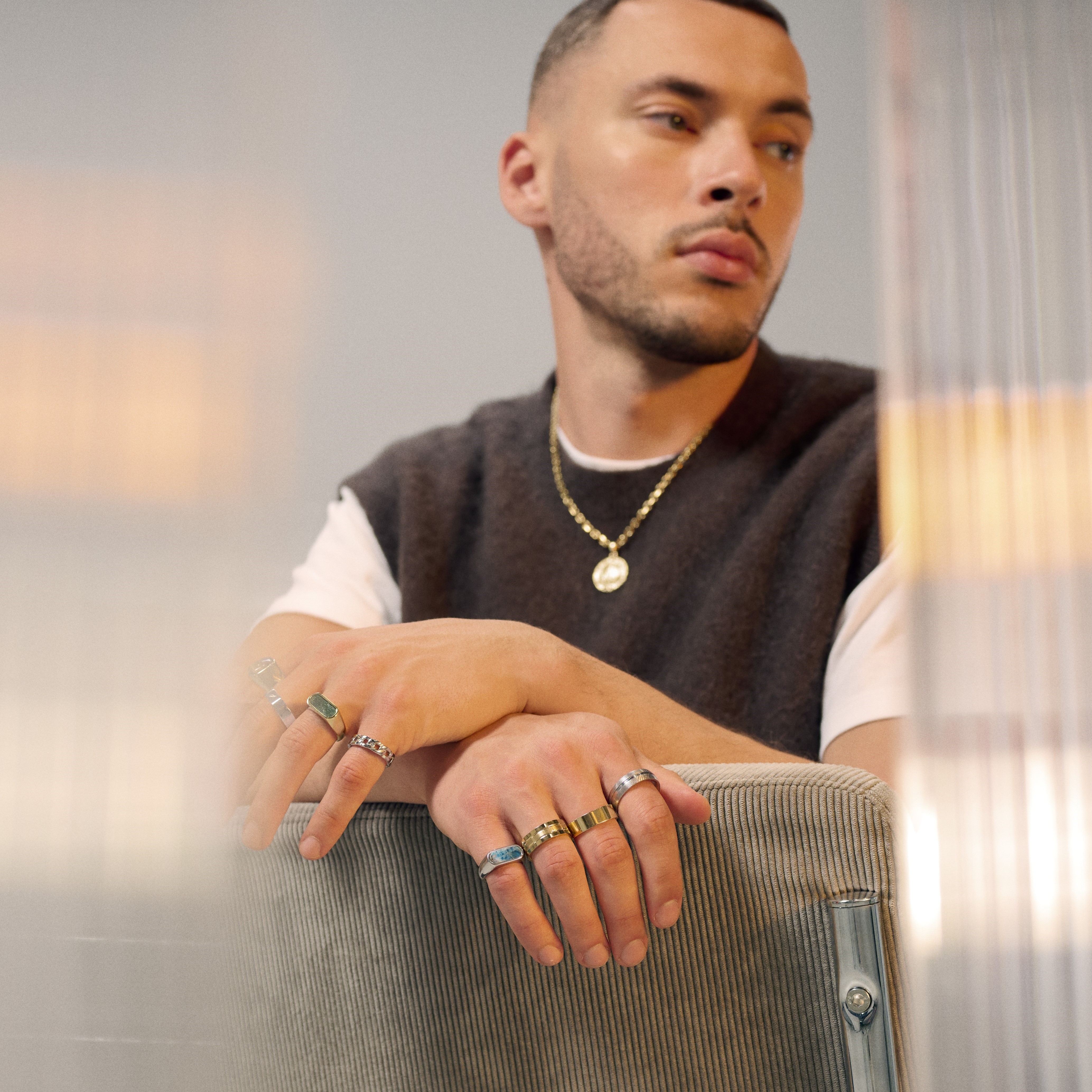 Klasický oceľový prsteň s drážkami v zlatej farbe - 6