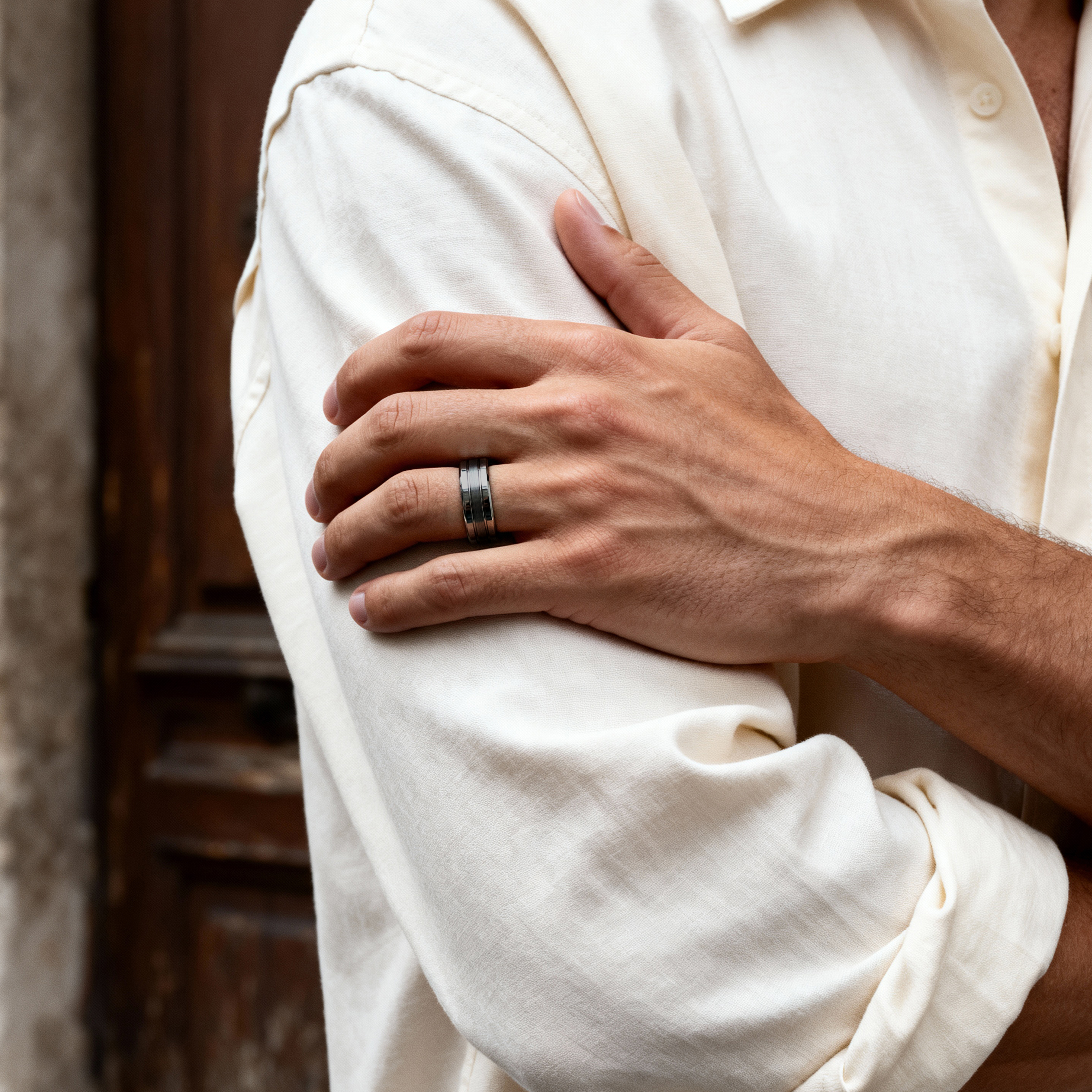 Terra | Anillo de Carburo de Tungsteno con Doble Ranura en Tono Plateado de 8 mm - 3