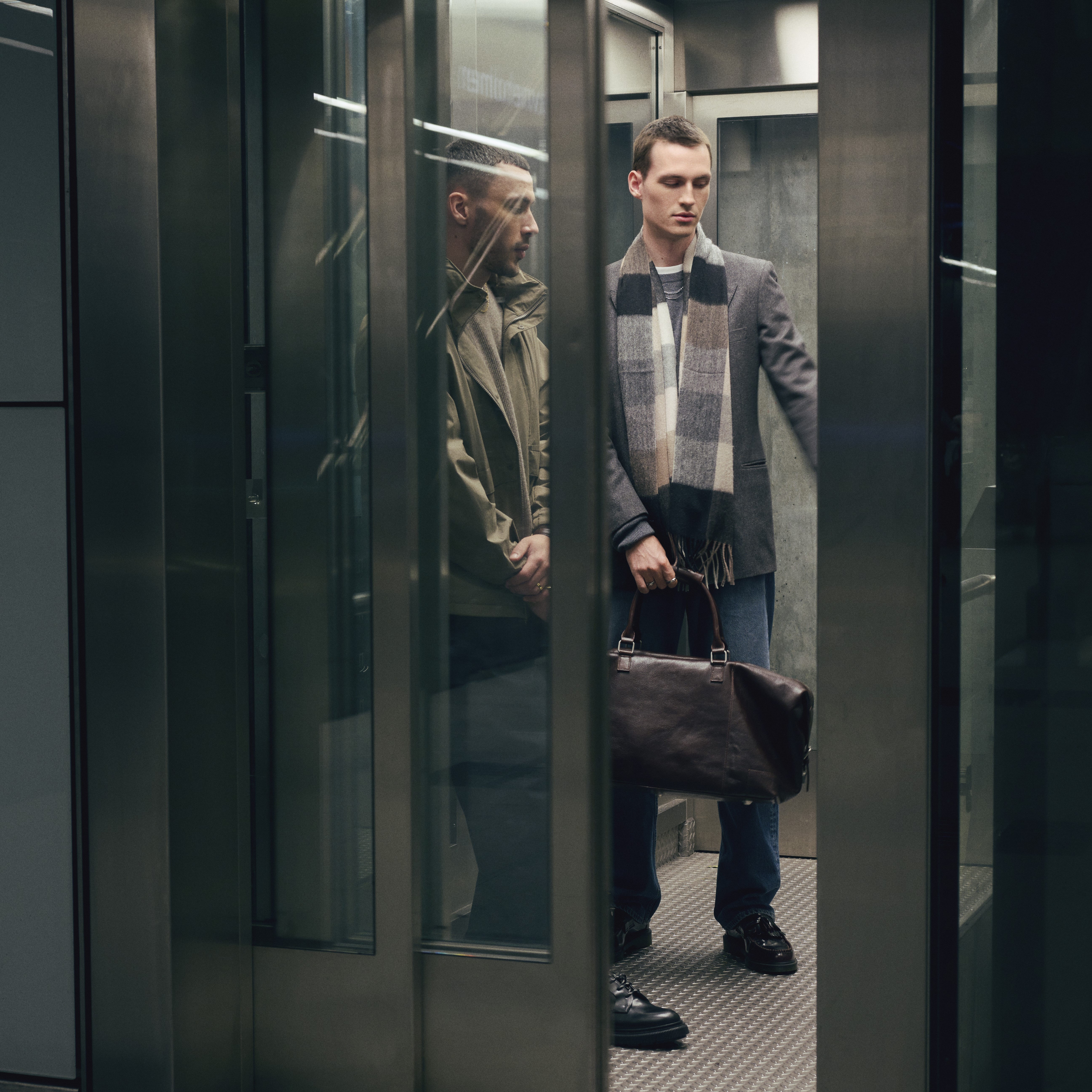 Aurora | Grå & Sort Stribet Lammeuld Tørklæde - 5