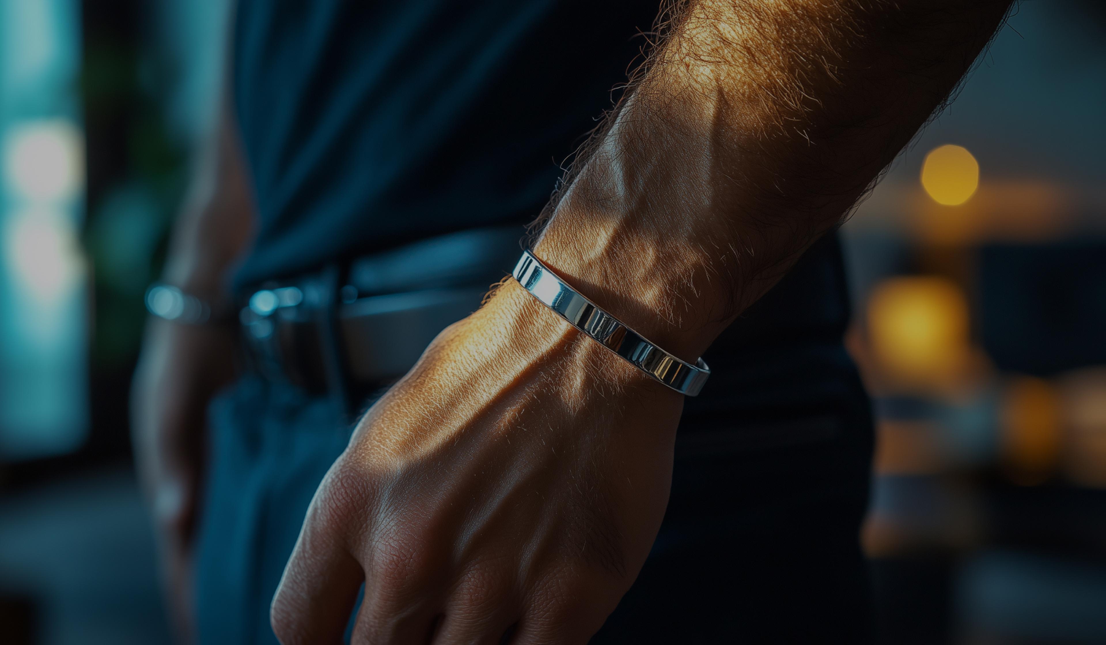 Bracelets joncs, bracelets manchettes en métal et en cuir | Quelles sont les différences ?