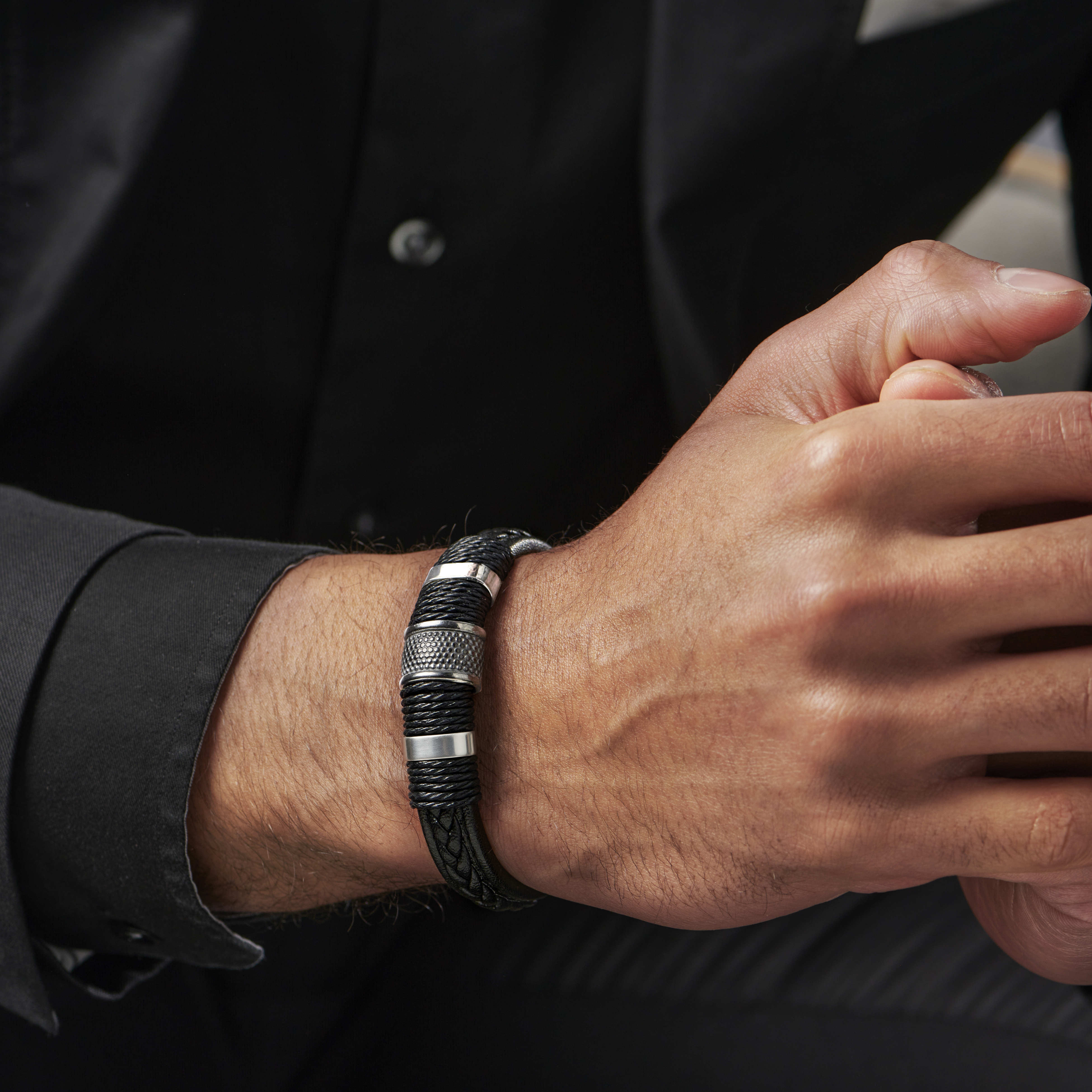 Bracciale iconico in pelle nera e acciaio color argento - 2